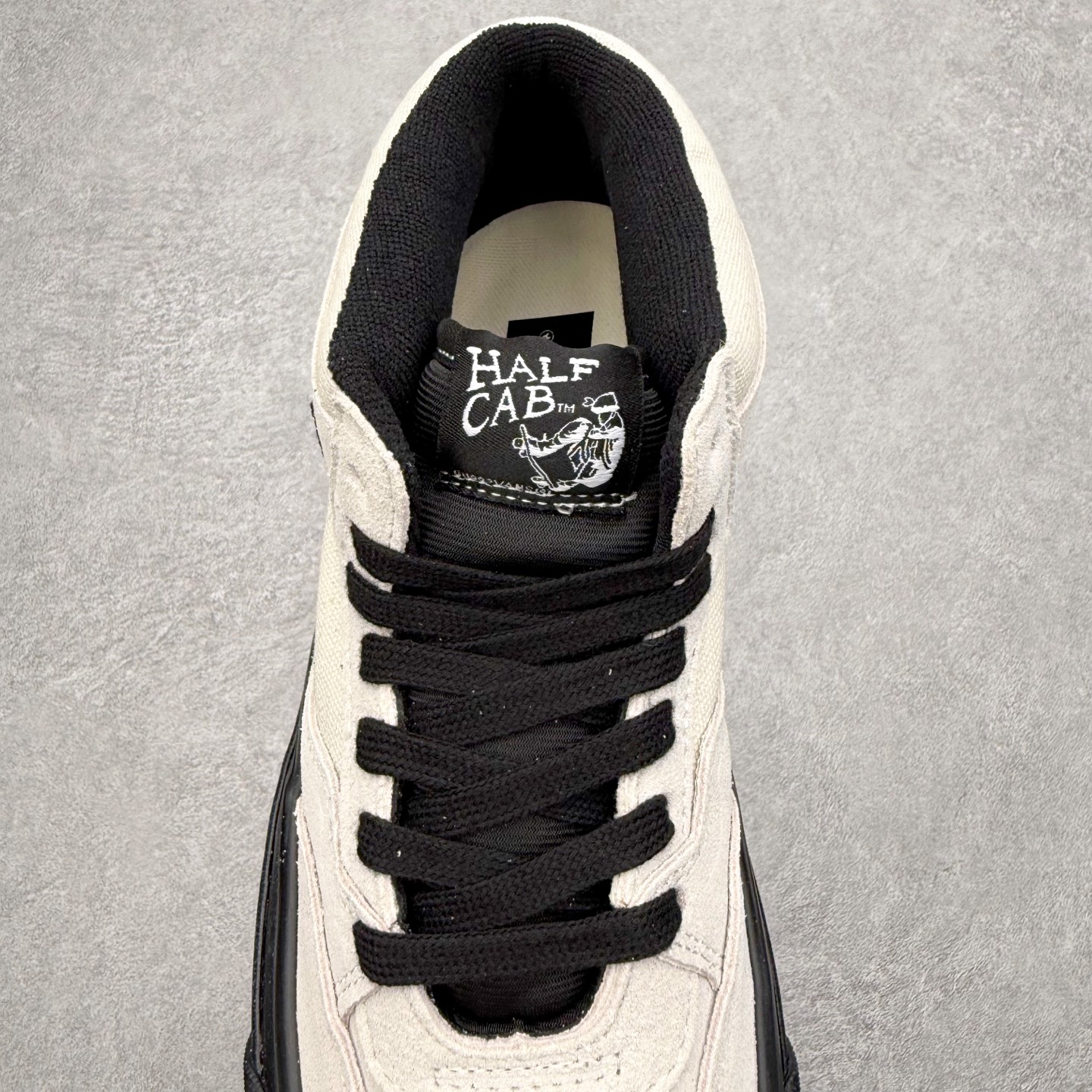 图片[5]-Vans Premium Half Cab 白黑 美式复古休闲中帮滑板鞋 白色麂皮拼接帆布搭配黑色鞋舌点缀 配以黑色大底和鞋舌相配 货号：VN000CXJYB2 尺码：36 36.5 37 38 38.5 39 40 40.5 41 42 42.5 43 44-选品中心