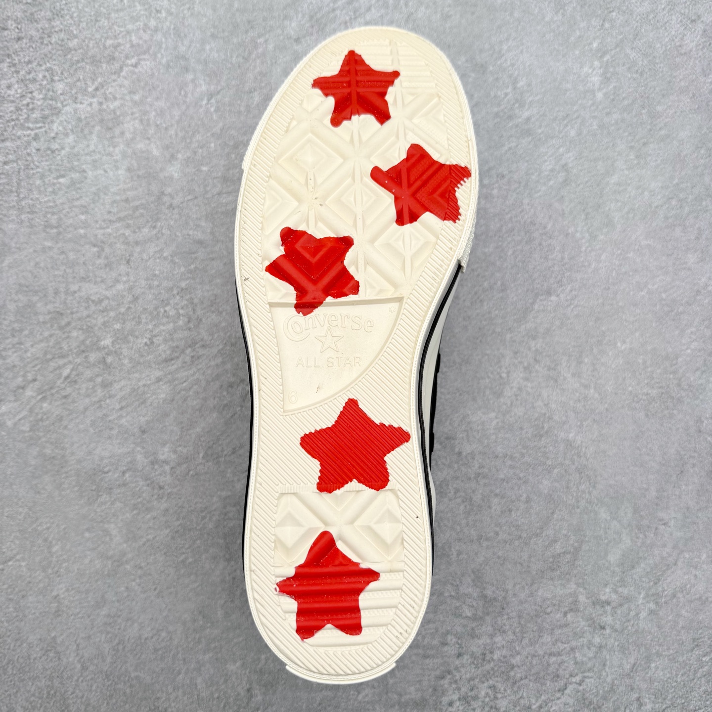 图片[9]-Converse x Hello Kitty 联名款 在经典1970s鞋型上采用红、白两种配色，外腰绣有标志性Hello kitty 猫头，细节上鞋带、内里、鞋底布满星星，全新定义，HELLO KITTY迷可别错过！ 货号：163902C 尺码：35 36 36.5 37 37.5 38 39 39.5 40 41 41.5 42 42.5 43 44-选品中心