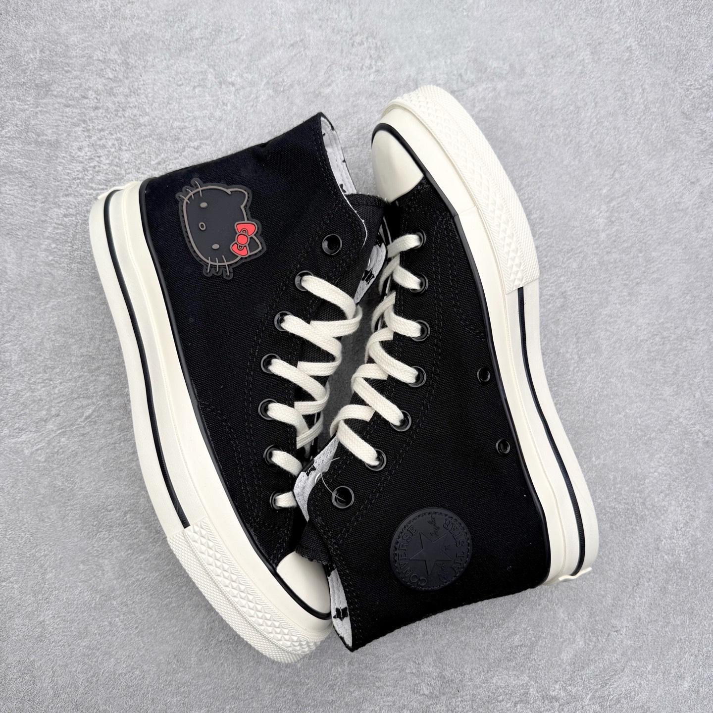 图片[3]-Converse x Hello Kitty 联名款 在经典1970s鞋型上采用红、白两种配色，外腰绣有标志性Hello kitty 猫头，细节上鞋带、内里、鞋底布满星星，全新定义，HELLO KITTY迷可别错过！ 货号：163902C 尺码：35 36 36.5 37 37.5 38 39 39.5 40 41 41.5 42 42.5 43 44-选品中心