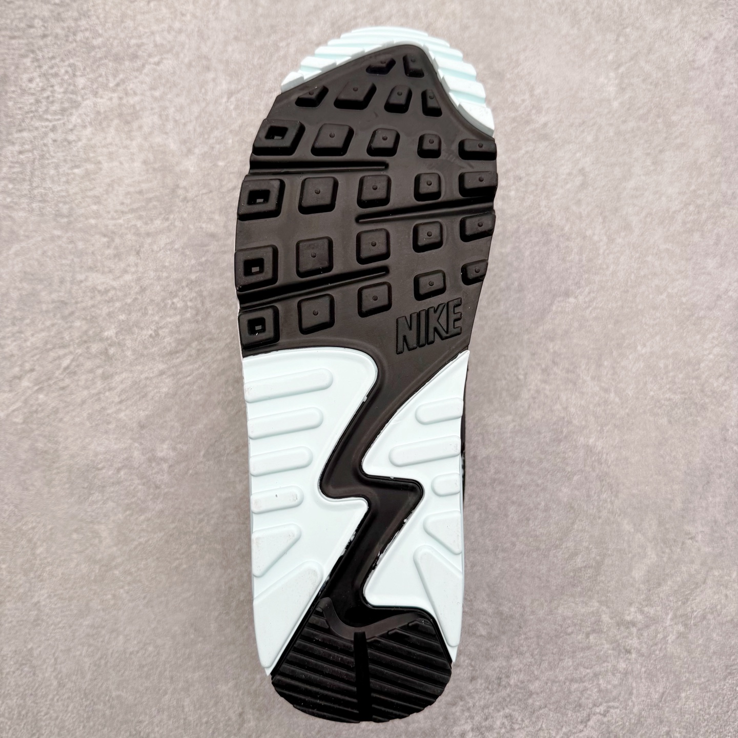 图片[9]-＃MX版 NK Air MAX 90 气垫复古减震跑步鞋 DM0029-009 经典重温 独家陆续补货 外单专供大厂出品 品质稳定 一百余色 终端操作 Air Max 90于1990年推出 来自Air Max系列 在Air Max 1的基础上改进而得 增加了气垫面积 外型上也更为流线 最特別的就是加入了菱纹塑胶嵌板 为Air Max 90增添了许多潮流气息 皮革鞋面 造就出色耐穿性和支撑力 Max Air缓震配置搭配泡棉中底 令Air Max 90轻盈而舒适 华夫格橡胶外底 铸就Air Max 90非凡的抓地力 而Air Max 90不仅是一双跑鞋 它成功跨越了时间的演进 成为了球鞋文化与潮流圈中最熟为人知的鞋款之一 尺码：36 36.5 37.5 38 38.5 39 40 40.5 41 42 42.5 43 44 44.5 45-选品中心