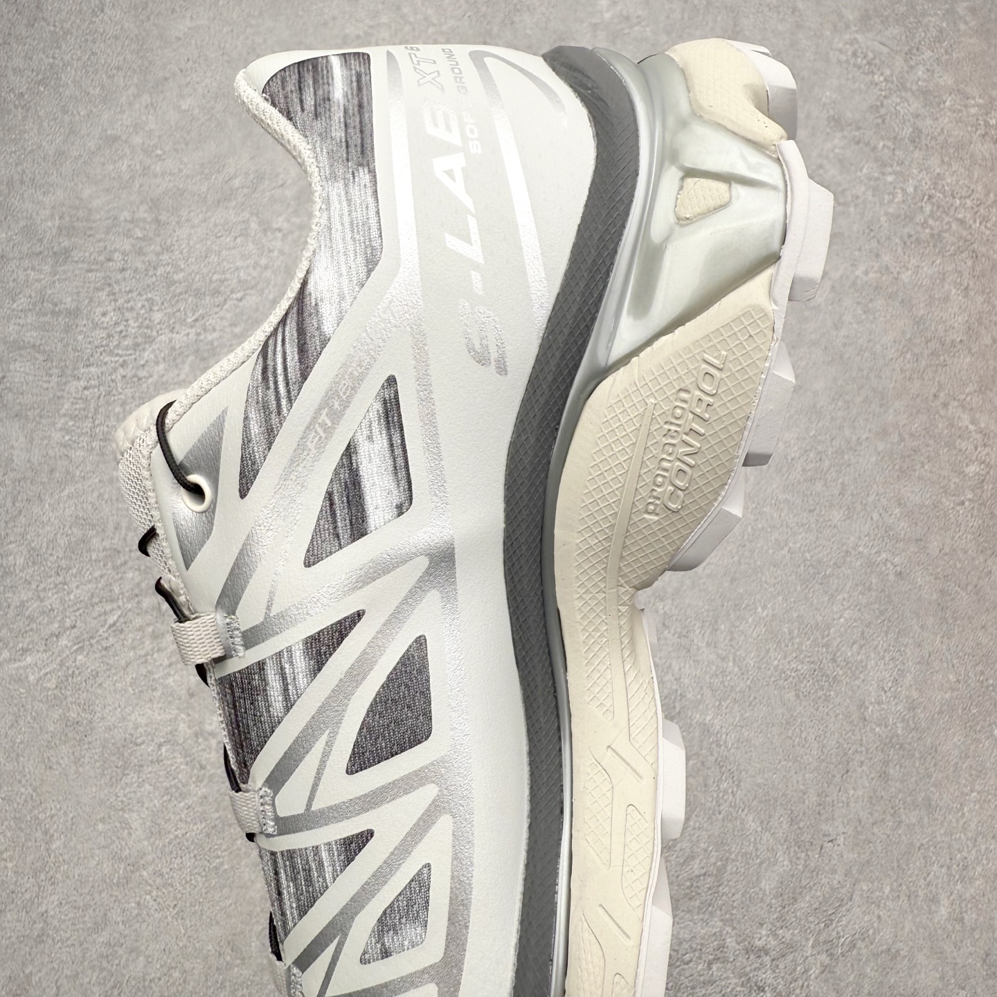 图片[7]-Salomon XT-6 萨洛蒙复古潮流户外机能登山跑鞋 纯原外贸平台特供订单 耗时半年巨作 全套原纸板楦头开发 原厂特供网布配套加持 确保原汁原味 完美呈现版型 原档数据独家私模五层组合大底 男女鞋同步官方开发至46.5 原装Ortholite轻量化鞋垫 中底布带钢印编号 原厂TPU锁扣 进口港宝加持 后跟自然饱满 还原公司包裹性 鞋面以“锯齿”状的包裹系统呈现 在基色底之下加入了各种色点缀 将公司的最新技术和时尚前卫的造型融入耐用的长跑款式中 鞋面由 TPU 薄膜制成 并焊接在高耐磨网眼上 使其既时尚又坚固 由 ACS底盘支撑 可增强稳定性和支撑力 以及由橡胶凸耳 Contragrip外底覆盖的 EVA 缓冲中底 旨在应对崎岖的地形 鞋舌上的彩色Salomon 标签、Quicklace 系统以及鞋头、鞋舌和鞋跟上的附加品牌使细节更加完美 让穿着者可以轻松驾驭户外与通勤下的任何运动生活场景 无缝鞋身户外随意纵横 颜值与脚感兼备 出街通勤 绝对非常吸睛 你值得拥有 尺码：36 36.5 37.5 38 38.5 39 40 40.5 41 42 42.5 43 44 44.5 45 注意：偏小1码-选品中心