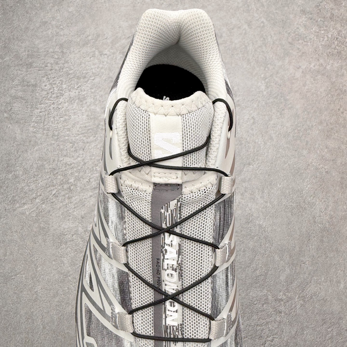 图片[5]-Salomon XT-6 萨洛蒙复古潮流户外机能登山跑鞋 纯原外贸平台特供订单 耗时半年巨作 全套原纸板楦头开发 原厂特供网布配套加持 确保原汁原味 完美呈现版型 原档数据独家私模五层组合大底 男女鞋同步官方开发至46.5 原装Ortholite轻量化鞋垫 中底布带钢印编号 原厂TPU锁扣 进口港宝加持 后跟自然饱满 还原公司包裹性 鞋面以“锯齿”状的包裹系统呈现 在基色底之下加入了各种色点缀 将公司的最新技术和时尚前卫的造型融入耐用的长跑款式中 鞋面由 TPU 薄膜制成 并焊接在高耐磨网眼上 使其既时尚又坚固 由 ACS底盘支撑 可增强稳定性和支撑力 以及由橡胶凸耳 Contragrip外底覆盖的 EVA 缓冲中底 旨在应对崎岖的地形 鞋舌上的彩色Salomon 标签、Quicklace 系统以及鞋头、鞋舌和鞋跟上的附加品牌使细节更加完美 让穿着者可以轻松驾驭户外与通勤下的任何运动生活场景 无缝鞋身户外随意纵横 颜值与脚感兼备 出街通勤 绝对非常吸睛 你值得拥有 尺码：36 36.5 37.5 38 38.5 39 40 40.5 41 42 42.5 43 44 44.5 45 注意：偏小1码-选品中心