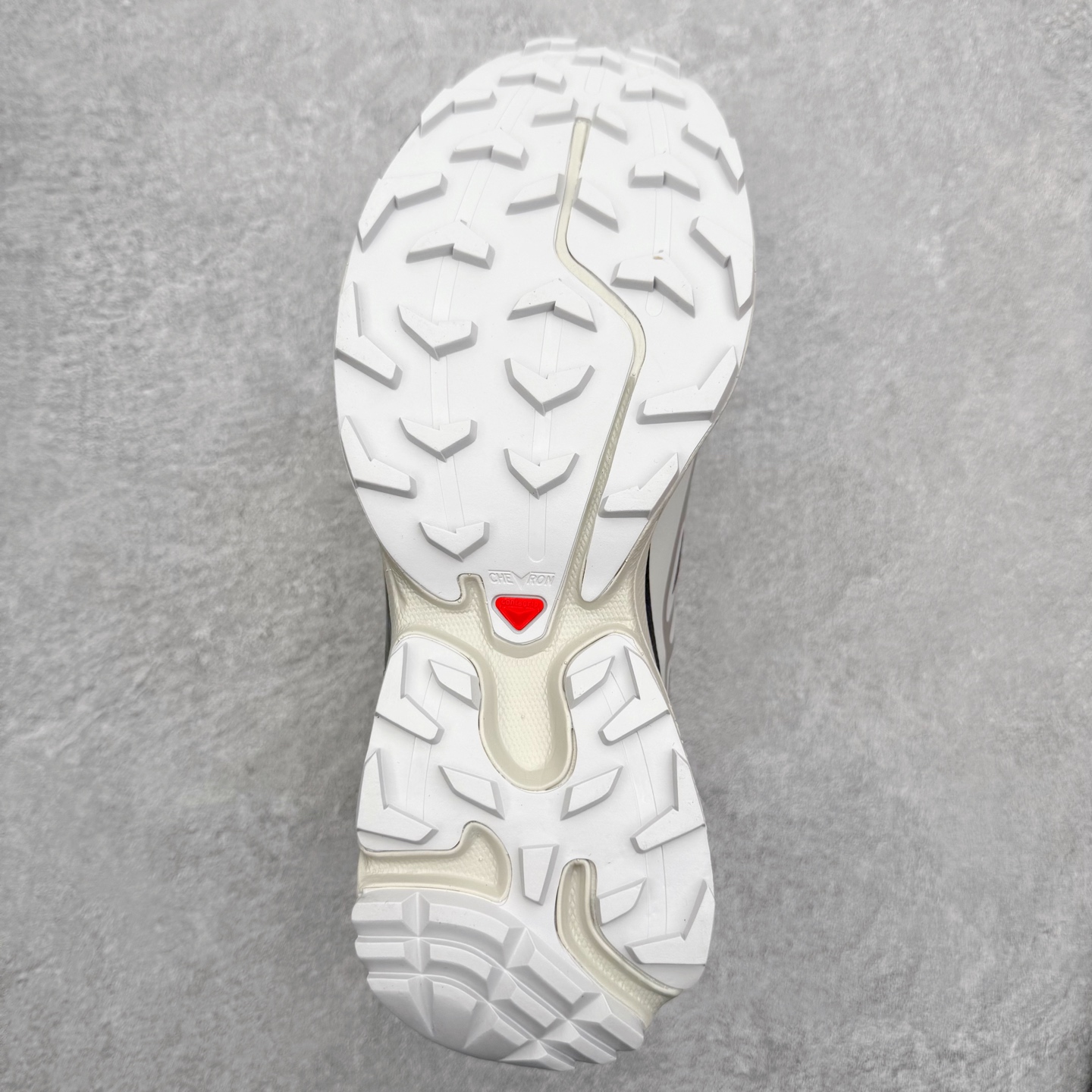 图片[9]-Salomon XT-6 萨洛蒙复古潮流户外机能登山跑鞋 纯原外贸平台特供订单 耗时半年巨作 全套原纸板楦头开发 原厂特供网布配套加持 确保原汁原味 完美呈现版型 原档数据独家私模五层组合大底 男女鞋同步官方开发至46.5 原装Ortholite轻量化鞋垫 中底布带钢印编号 原厂TPU锁扣 进口港宝加持 后跟自然饱满 还原公司包裹性 鞋面以“锯齿”状的包裹系统呈现 在基色底之下加入了各种色点缀 将公司的最新技术和时尚前卫的造型融入耐用的长跑款式中 鞋面由 TPU 薄膜制成 并焊接在高耐磨网眼上 使其既时尚又坚固 由 ACS底盘支撑 可增强稳定性和支撑力 以及由橡胶凸耳 Contragrip外底覆盖的 EVA 缓冲中底 旨在应对崎岖的地形 鞋舌上的彩色Salomon 标签、Quicklace 系统以及鞋头、鞋舌和鞋跟上的附加品牌使细节更加完美 让穿着者可以轻松驾驭户外与通勤下的任何运动生活场景 无缝鞋身户外随意纵横 颜值与脚感兼备 出街通勤 绝对非常吸睛 你值得拥有 尺码：36 36.5 37.5 38 38.5 39 40 40.5 41 42 42.5 43 44 44.5 45 注意：偏小1码-选品中心