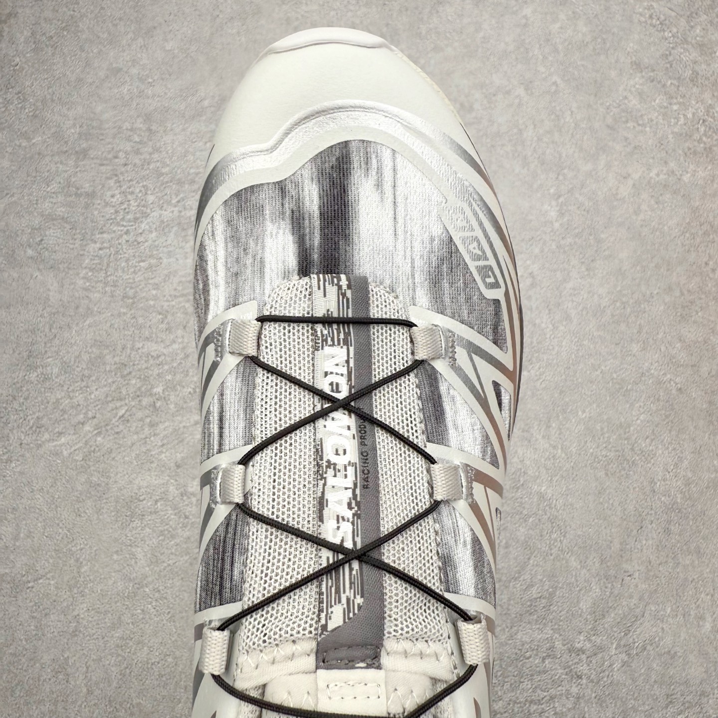 图片[4]-Salomon XT-6 萨洛蒙复古潮流户外机能登山跑鞋 纯原外贸平台特供订单 耗时半年巨作 全套原纸板楦头开发 原厂特供网布配套加持 确保原汁原味 完美呈现版型 原档数据独家私模五层组合大底 男女鞋同步官方开发至46.5 原装Ortholite轻量化鞋垫 中底布带钢印编号 原厂TPU锁扣 进口港宝加持 后跟自然饱满 还原公司包裹性 鞋面以“锯齿”状的包裹系统呈现 在基色底之下加入了各种色点缀 将公司的最新技术和时尚前卫的造型融入耐用的长跑款式中 鞋面由 TPU 薄膜制成 并焊接在高耐磨网眼上 使其既时尚又坚固 由 ACS底盘支撑 可增强稳定性和支撑力 以及由橡胶凸耳 Contragrip外底覆盖的 EVA 缓冲中底 旨在应对崎岖的地形 鞋舌上的彩色Salomon 标签、Quicklace 系统以及鞋头、鞋舌和鞋跟上的附加品牌使细节更加完美 让穿着者可以轻松驾驭户外与通勤下的任何运动生活场景 无缝鞋身户外随意纵横 颜值与脚感兼备 出街通勤 绝对非常吸睛 你值得拥有 尺码：36 36.5 37.5 38 38.5 39 40 40.5 41 42 42.5 43 44 44.5 45 注意：偏小1码-选品中心