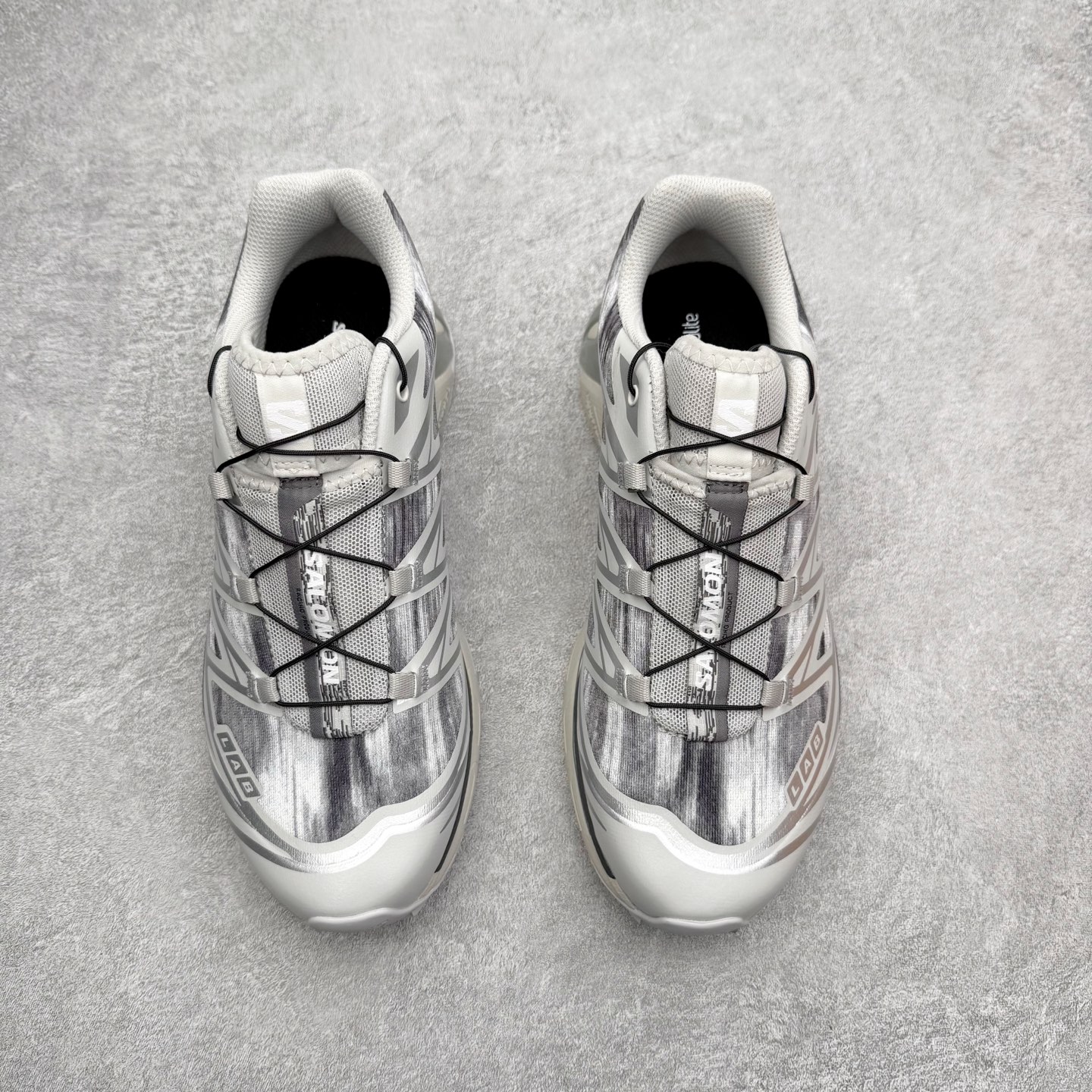 图片[2]-Salomon XT-6 萨洛蒙复古潮流户外机能登山跑鞋 纯原外贸平台特供订单 耗时半年巨作 全套原纸板楦头开发 原厂特供网布配套加持 确保原汁原味 完美呈现版型 原档数据独家私模五层组合大底 男女鞋同步官方开发至46.5 原装Ortholite轻量化鞋垫 中底布带钢印编号 原厂TPU锁扣 进口港宝加持 后跟自然饱满 还原公司包裹性 鞋面以“锯齿”状的包裹系统呈现 在基色底之下加入了各种色点缀 将公司的最新技术和时尚前卫的造型融入耐用的长跑款式中 鞋面由 TPU 薄膜制成 并焊接在高耐磨网眼上 使其既时尚又坚固 由 ACS底盘支撑 可增强稳定性和支撑力 以及由橡胶凸耳 Contragrip外底覆盖的 EVA 缓冲中底 旨在应对崎岖的地形 鞋舌上的彩色Salomon 标签、Quicklace 系统以及鞋头、鞋舌和鞋跟上的附加品牌使细节更加完美 让穿着者可以轻松驾驭户外与通勤下的任何运动生活场景 无缝鞋身户外随意纵横 颜值与脚感兼备 出街通勤 绝对非常吸睛 你值得拥有 尺码：36 36.5 37.5 38 38.5 39 40 40.5 41 42 42.5 43 44 44.5 45 注意：偏小1码-选品中心