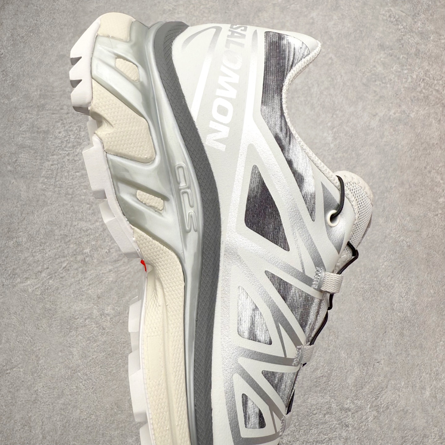 图片[6]-Salomon XT-6 萨洛蒙复古潮流户外机能登山跑鞋 纯原外贸平台特供订单 耗时半年巨作 全套原纸板楦头开发 原厂特供网布配套加持 确保原汁原味 完美呈现版型 原档数据独家私模五层组合大底 男女鞋同步官方开发至46.5 原装Ortholite轻量化鞋垫 中底布带钢印编号 原厂TPU锁扣 进口港宝加持 后跟自然饱满 还原公司包裹性 鞋面以“锯齿”状的包裹系统呈现 在基色底之下加入了各种色点缀 将公司的最新技术和时尚前卫的造型融入耐用的长跑款式中 鞋面由 TPU 薄膜制成 并焊接在高耐磨网眼上 使其既时尚又坚固 由 ACS底盘支撑 可增强稳定性和支撑力 以及由橡胶凸耳 Contragrip外底覆盖的 EVA 缓冲中底 旨在应对崎岖的地形 鞋舌上的彩色Salomon 标签、Quicklace 系统以及鞋头、鞋舌和鞋跟上的附加品牌使细节更加完美 让穿着者可以轻松驾驭户外与通勤下的任何运动生活场景 无缝鞋身户外随意纵横 颜值与脚感兼备 出街通勤 绝对非常吸睛 你值得拥有 尺码：36 36.5 37.5 38 38.5 39 40 40.5 41 42 42.5 43 44 44.5 45 注意：偏小1码-选品中心