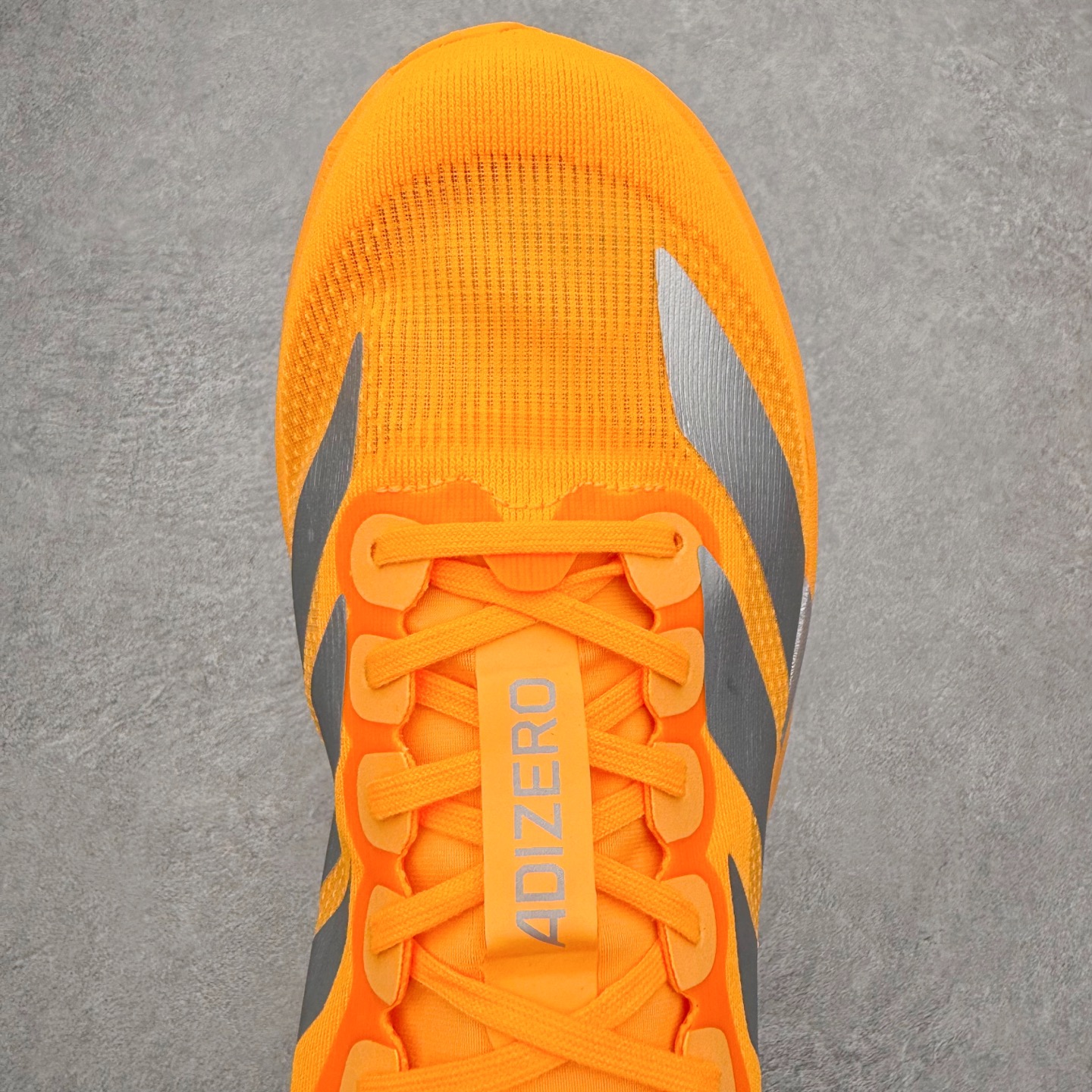 图片[4]-AD Adizero EVO SL 马拉松竞速专业跑鞋 CELERMESH针织网面非常轻薄 纤维间的缝隙很大 可以保证跑步时的透气、排汗效果 鞋舌直接与两侧的内衬和鞋底连接在一起 在跑步过程中不会被鞋舌的左右移动所困扰 在标准鞋带孔的基础上再拓宽一组鞋带孔 适合不同脚型的需求 突破性 EnergyRods 技术，有助于跑者实现更好的成绩 中底独特的LIGHTSTRIKE PRO泡棉材质 微弹感觉在跑步过程中给予了良好的支撑体验 对于顶级精英和高水平进阶跑者来说 ADIOS PRO是一双值得信赖的竞速比赛用鞋 尺码：36 36.5 37.5 38 38.5 39 40 40.5 41 42 42.5 43 44 44.5 45-选品中心