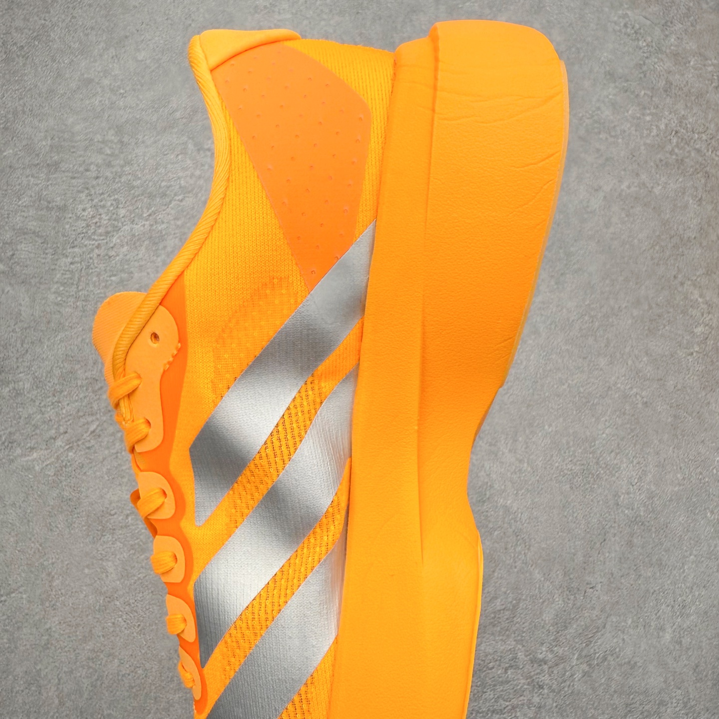 图片[7]-AD Adizero EVO SL 马拉松竞速专业跑鞋 CELERMESH针织网面非常轻薄 纤维间的缝隙很大 可以保证跑步时的透气、排汗效果 鞋舌直接与两侧的内衬和鞋底连接在一起 在跑步过程中不会被鞋舌的左右移动所困扰 在标准鞋带孔的基础上再拓宽一组鞋带孔 适合不同脚型的需求 突破性 EnergyRods 技术，有助于跑者实现更好的成绩 中底独特的LIGHTSTRIKE PRO泡棉材质 微弹感觉在跑步过程中给予了良好的支撑体验 对于顶级精英和高水平进阶跑者来说 ADIOS PRO是一双值得信赖的竞速比赛用鞋 尺码：36 36.5 37.5 38 38.5 39 40 40.5 41 42 42.5 43 44 44.5 45-选品中心