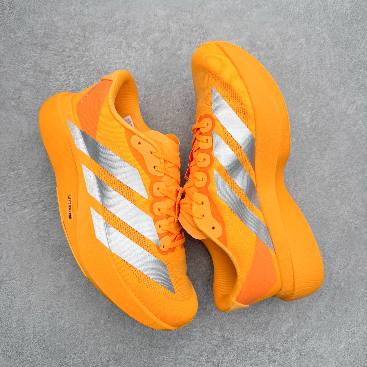 图片[3]-AD Adizero EVO SL 马拉松竞速专业跑鞋 CELERMESH针织网面非常轻薄 纤维间的缝隙很大 可以保证跑步时的透气、排汗效果 鞋舌直接与两侧的内衬和鞋底连接在一起 在跑步过程中不会被鞋舌的左右移动所困扰 在标准鞋带孔的基础上再拓宽一组鞋带孔 适合不同脚型的需求 突破性 EnergyRods 技术，有助于跑者实现更好的成绩 中底独特的LIGHTSTRIKE PRO泡棉材质 微弹感觉在跑步过程中给予了良好的支撑体验 对于顶级精英和高水平进阶跑者来说 ADIOS PRO是一双值得信赖的竞速比赛用鞋 尺码：36 36.5 37.5 38 38.5 39 40 40.5 41 42 42.5 43 44 44.5 45-选品中心