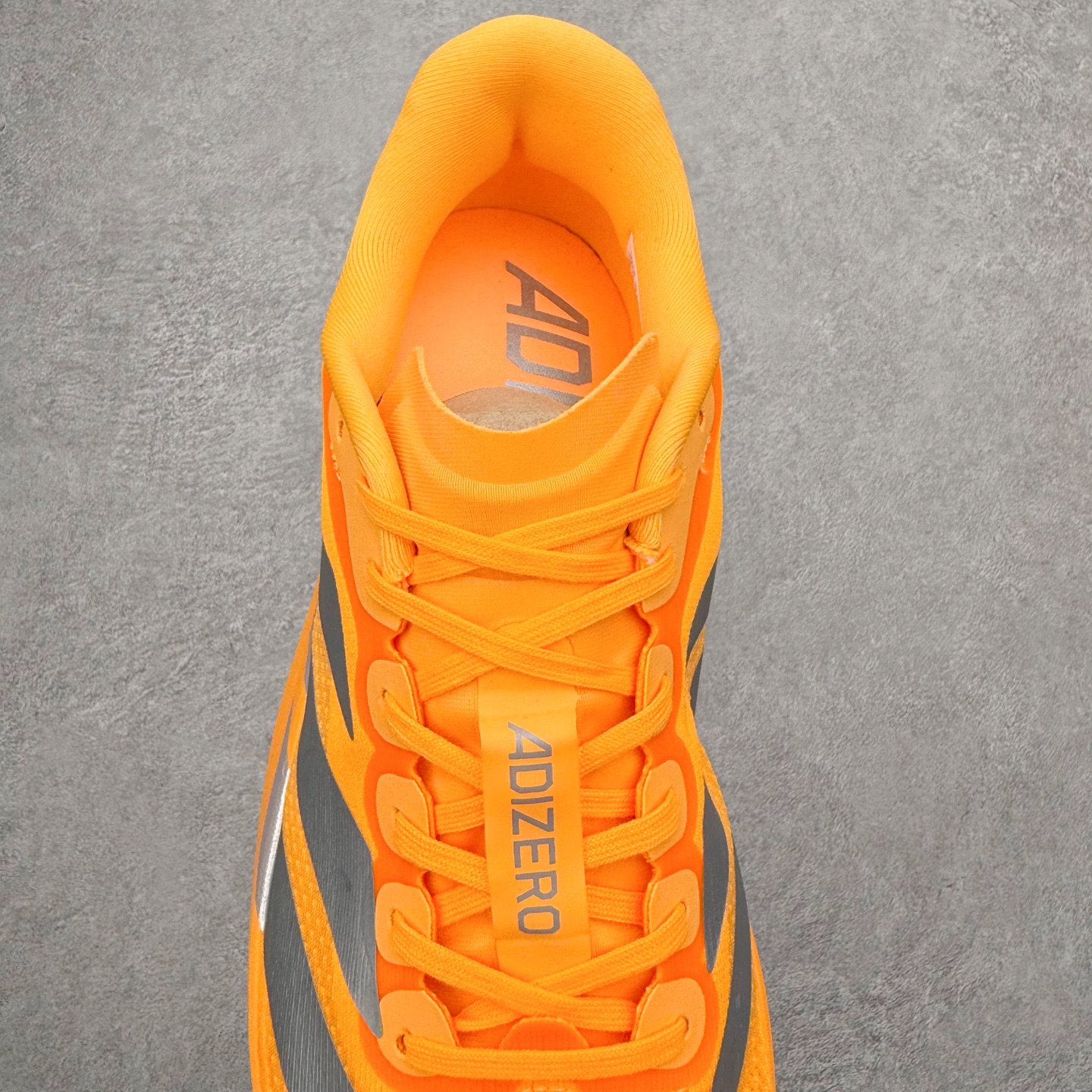 图片[5]-AD Adizero EVO SL 马拉松竞速专业跑鞋 CELERMESH针织网面非常轻薄 纤维间的缝隙很大 可以保证跑步时的透气、排汗效果 鞋舌直接与两侧的内衬和鞋底连接在一起 在跑步过程中不会被鞋舌的左右移动所困扰 在标准鞋带孔的基础上再拓宽一组鞋带孔 适合不同脚型的需求 突破性 EnergyRods 技术，有助于跑者实现更好的成绩 中底独特的LIGHTSTRIKE PRO泡棉材质 微弹感觉在跑步过程中给予了良好的支撑体验 对于顶级精英和高水平进阶跑者来说 ADIOS PRO是一双值得信赖的竞速比赛用鞋 尺码：36 36.5 37.5 38 38.5 39 40 40.5 41 42 42.5 43 44 44.5 45-选品中心