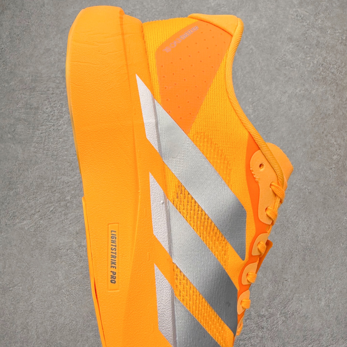 图片[6]-AD Adizero EVO SL 马拉松竞速专业跑鞋 CELERMESH针织网面非常轻薄 纤维间的缝隙很大 可以保证跑步时的透气、排汗效果 鞋舌直接与两侧的内衬和鞋底连接在一起 在跑步过程中不会被鞋舌的左右移动所困扰 在标准鞋带孔的基础上再拓宽一组鞋带孔 适合不同脚型的需求 突破性 EnergyRods 技术，有助于跑者实现更好的成绩 中底独特的LIGHTSTRIKE PRO泡棉材质 微弹感觉在跑步过程中给予了良好的支撑体验 对于顶级精英和高水平进阶跑者来说 ADIOS PRO是一双值得信赖的竞速比赛用鞋 尺码：36 36.5 37.5 38 38.5 39 40 40.5 41 42 42.5 43 44 44.5 45-选品中心