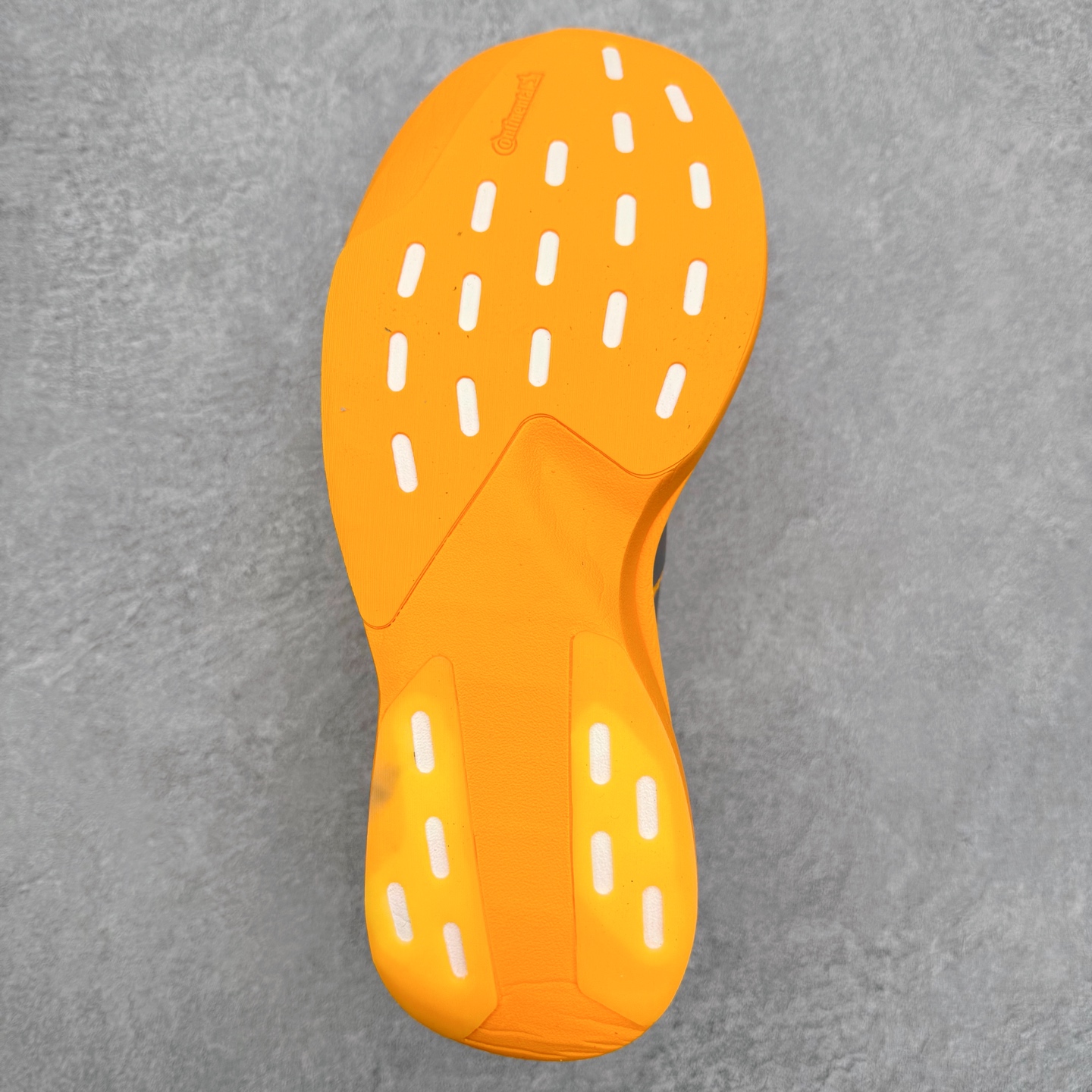 图片[9]-AD Adizero EVO SL 马拉松竞速专业跑鞋 CELERMESH针织网面非常轻薄 纤维间的缝隙很大 可以保证跑步时的透气、排汗效果 鞋舌直接与两侧的内衬和鞋底连接在一起 在跑步过程中不会被鞋舌的左右移动所困扰 在标准鞋带孔的基础上再拓宽一组鞋带孔 适合不同脚型的需求 突破性 EnergyRods 技术，有助于跑者实现更好的成绩 中底独特的LIGHTSTRIKE PRO泡棉材质 微弹感觉在跑步过程中给予了良好的支撑体验 对于顶级精英和高水平进阶跑者来说 ADIOS PRO是一双值得信赖的竞速比赛用鞋 尺码：36 36.5 37.5 38 38.5 39 40 40.5 41 42 42.5 43 44 44.5 45-选品中心