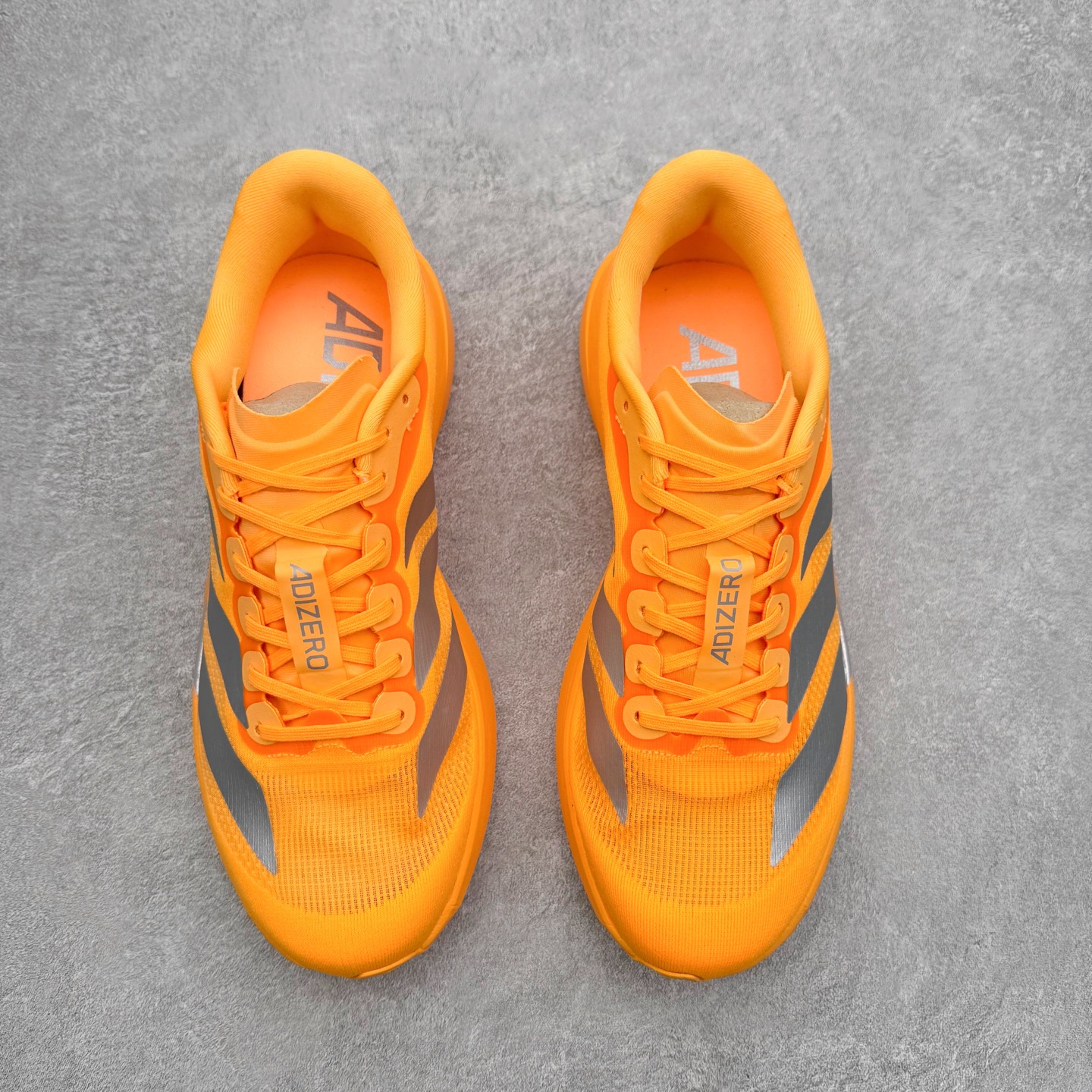 图片[2]-AD Adizero EVO SL 马拉松竞速专业跑鞋 CELERMESH针织网面非常轻薄 纤维间的缝隙很大 可以保证跑步时的透气、排汗效果 鞋舌直接与两侧的内衬和鞋底连接在一起 在跑步过程中不会被鞋舌的左右移动所困扰 在标准鞋带孔的基础上再拓宽一组鞋带孔 适合不同脚型的需求 突破性 EnergyRods 技术，有助于跑者实现更好的成绩 中底独特的LIGHTSTRIKE PRO泡棉材质 微弹感觉在跑步过程中给予了良好的支撑体验 对于顶级精英和高水平进阶跑者来说 ADIOS PRO是一双值得信赖的竞速比赛用鞋 尺码：36 36.5 37.5 38 38.5 39 40 40.5 41 42 42.5 43 44 44.5 45-选品中心