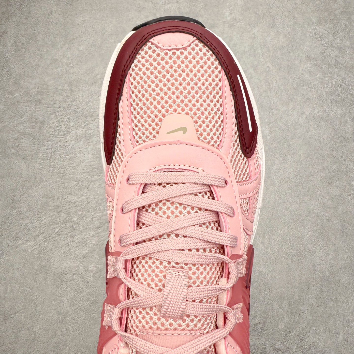 图片[4]-NK V2K Runtekk 减震防滑低帮 复古老爹鞋跑步鞋 FN0738-106 鞋款被命名为 Runtekk 设计上借鉴了 2000 年的跑鞋风格 配色上以金属银为主调 简练又有复古运动气质 材质上使用大面积网眼、皮革、TPU 组成 支撑和透气性肯定不错 中底处由 Cushlon 泡绵打造 保证在压马路时可以提供优秀脚感 并通过一手做旧氧化效果突出复古感 中底造型很容易让大家联想到巴黎世家3XL 增高效果同样不能忽视 尺码：36 36.5 37.5 38 38.5 39 40 40.5 41 42 42.5 43 44 44.5 45-选品中心