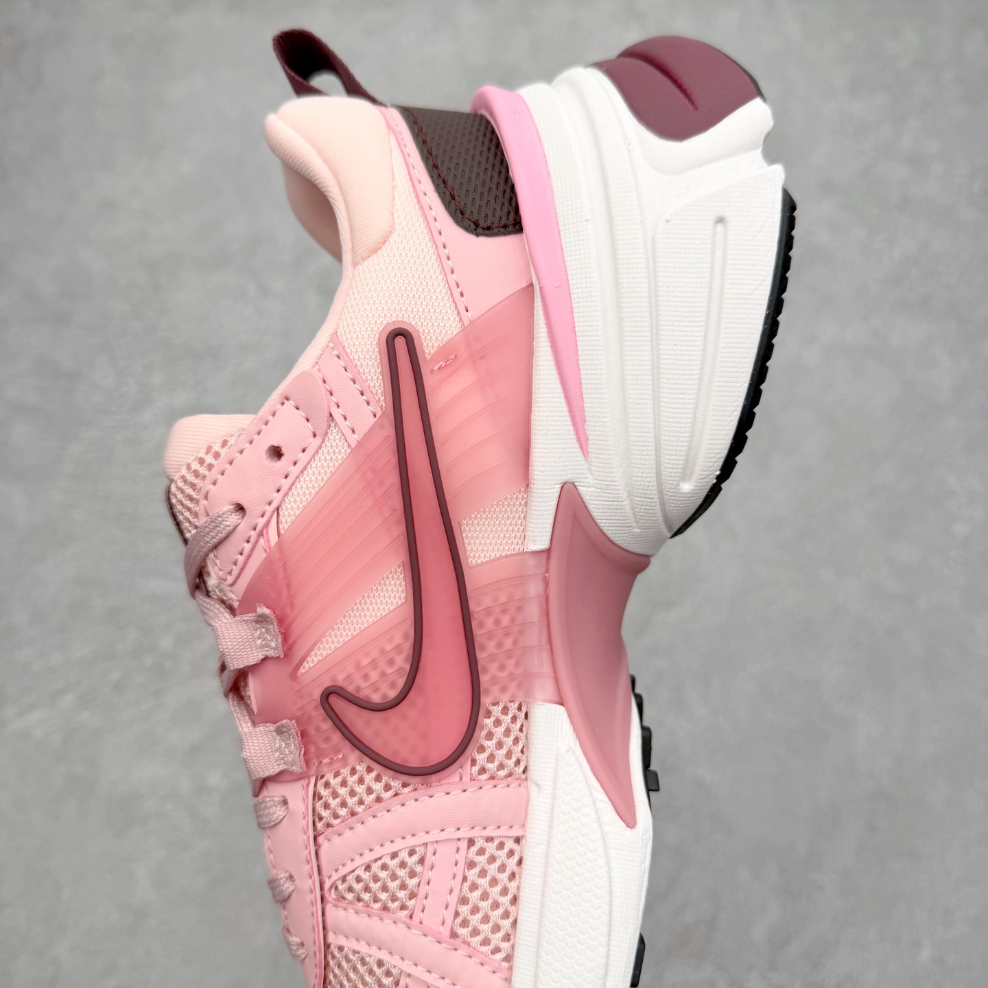 图片[7]-NK V2K Runtekk 减震防滑低帮 复古老爹鞋跑步鞋 FN0738-106 鞋款被命名为 Runtekk 设计上借鉴了 2000 年的跑鞋风格 配色上以金属银为主调 简练又有复古运动气质 材质上使用大面积网眼、皮革、TPU 组成 支撑和透气性肯定不错 中底处由 Cushlon 泡绵打造 保证在压马路时可以提供优秀脚感 并通过一手做旧氧化效果突出复古感 中底造型很容易让大家联想到巴黎世家3XL 增高效果同样不能忽视 尺码：36 36.5 37.5 38 38.5 39 40 40.5 41 42 42.5 43 44 44.5 45-选品中心