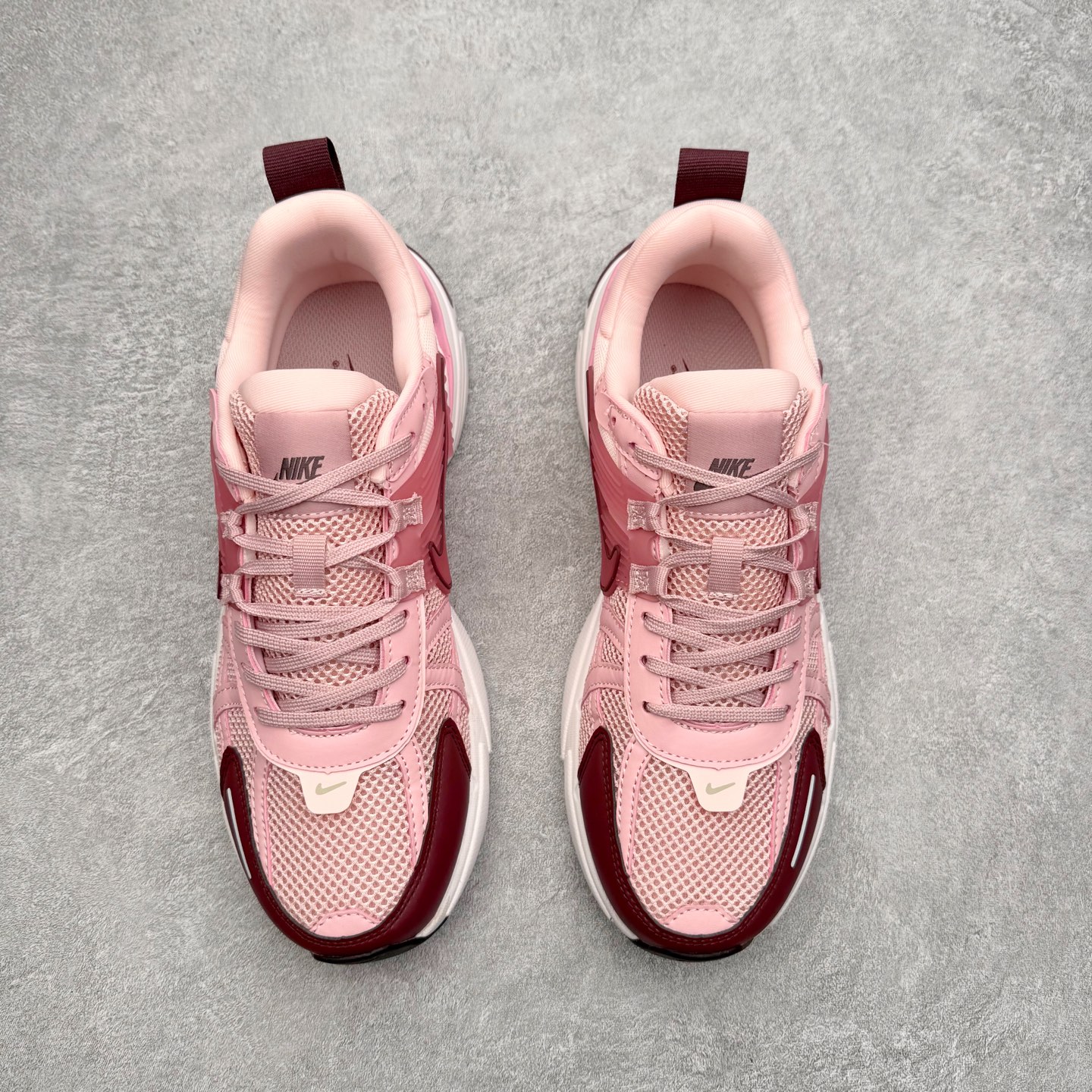 图片[2]-NK V2K Runtekk 减震防滑低帮 复古老爹鞋跑步鞋 FN0738-106 鞋款被命名为 Runtekk 设计上借鉴了 2000 年的跑鞋风格 配色上以金属银为主调 简练又有复古运动气质 材质上使用大面积网眼、皮革、TPU 组成 支撑和透气性肯定不错 中底处由 Cushlon 泡绵打造 保证在压马路时可以提供优秀脚感 并通过一手做旧氧化效果突出复古感 中底造型很容易让大家联想到巴黎世家3XL 增高效果同样不能忽视 尺码：36 36.5 37.5 38 38.5 39 40 40.5 41 42 42.5 43 44 44.5 45-选品中心