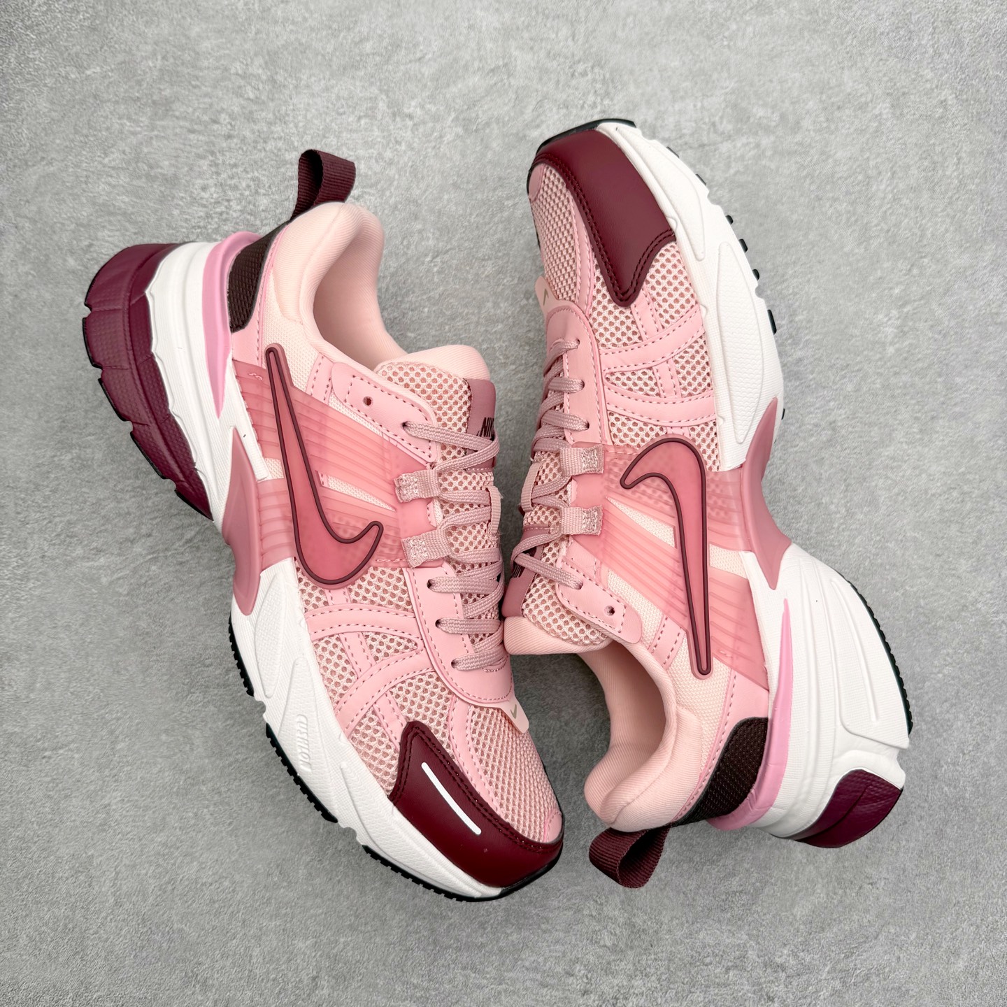 图片[3]-NK V2K Runtekk 减震防滑低帮 复古老爹鞋跑步鞋 FN0738-106 鞋款被命名为 Runtekk 设计上借鉴了 2000 年的跑鞋风格 配色上以金属银为主调 简练又有复古运动气质 材质上使用大面积网眼、皮革、TPU 组成 支撑和透气性肯定不错 中底处由 Cushlon 泡绵打造 保证在压马路时可以提供优秀脚感 并通过一手做旧氧化效果突出复古感 中底造型很容易让大家联想到巴黎世家3XL 增高效果同样不能忽视 尺码：36 36.5 37.5 38 38.5 39 40 40.5 41 42 42.5 43 44 44.5 45-选品中心