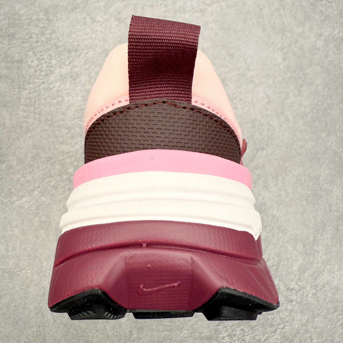 图片[8]-NK V2K Runtekk 减震防滑低帮 复古老爹鞋跑步鞋 FN0738-106 鞋款被命名为 Runtekk 设计上借鉴了 2000 年的跑鞋风格 配色上以金属银为主调 简练又有复古运动气质 材质上使用大面积网眼、皮革、TPU 组成 支撑和透气性肯定不错 中底处由 Cushlon 泡绵打造 保证在压马路时可以提供优秀脚感 并通过一手做旧氧化效果突出复古感 中底造型很容易让大家联想到巴黎世家3XL 增高效果同样不能忽视 尺码：36 36.5 37.5 38 38.5 39 40 40.5 41 42 42.5 43 44 44.5 45-选品中心