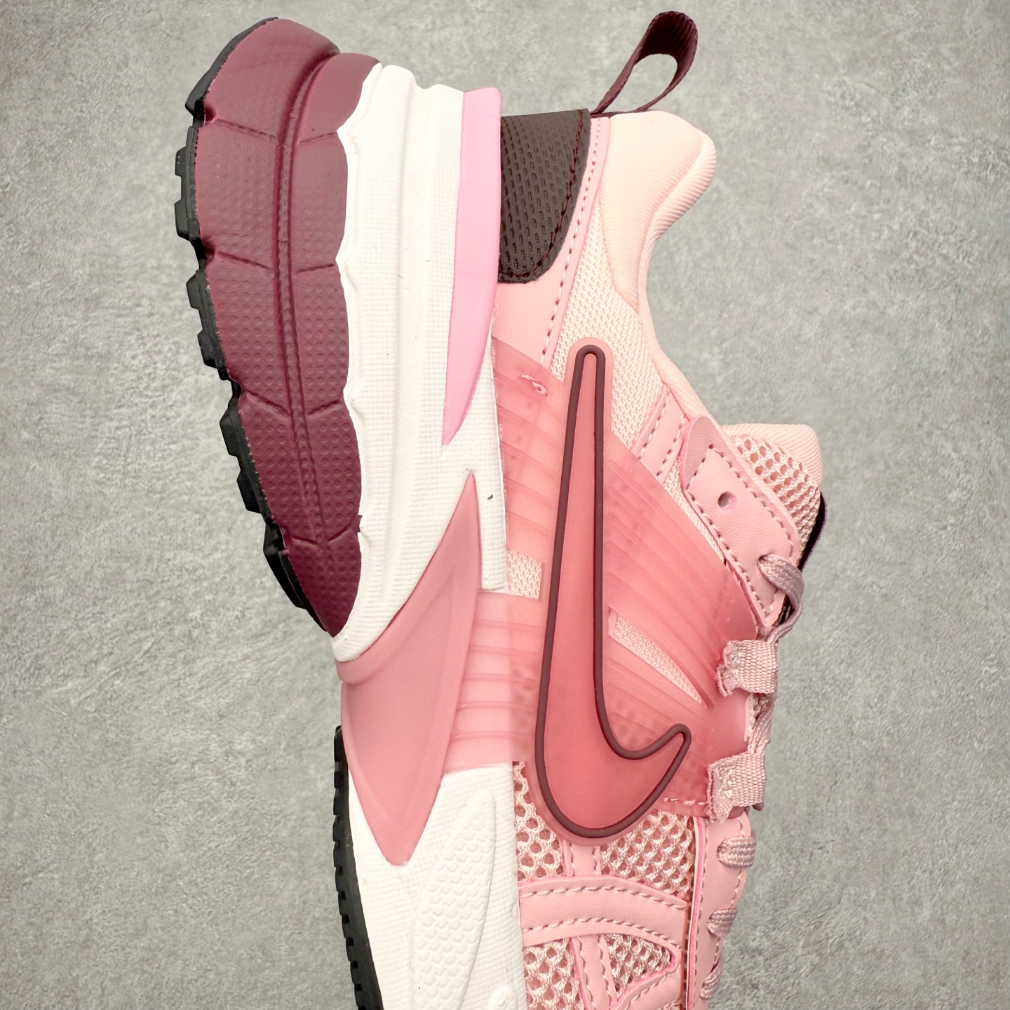 图片[6]-NK V2K Runtekk 减震防滑低帮 复古老爹鞋跑步鞋 FN0738-106 鞋款被命名为 Runtekk 设计上借鉴了 2000 年的跑鞋风格 配色上以金属银为主调 简练又有复古运动气质 材质上使用大面积网眼、皮革、TPU 组成 支撑和透气性肯定不错 中底处由 Cushlon 泡绵打造 保证在压马路时可以提供优秀脚感 并通过一手做旧氧化效果突出复古感 中底造型很容易让大家联想到巴黎世家3XL 增高效果同样不能忽视 尺码：36 36.5 37.5 38 38.5 39 40 40.5 41 42 42.5 43 44 44.5 45-选品中心