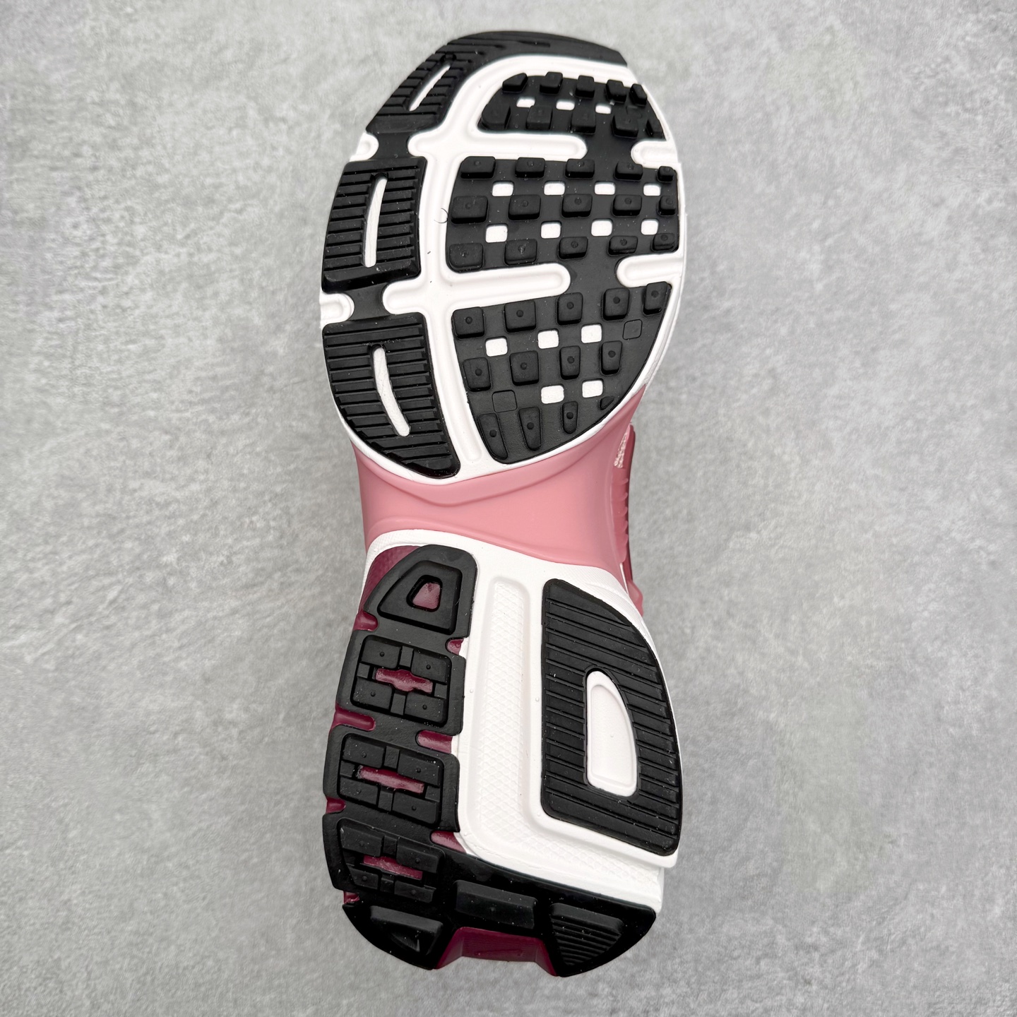 图片[9]-NK V2K Runtekk 减震防滑低帮 复古老爹鞋跑步鞋 FN0738-106 鞋款被命名为 Runtekk 设计上借鉴了 2000 年的跑鞋风格 配色上以金属银为主调 简练又有复古运动气质 材质上使用大面积网眼、皮革、TPU 组成 支撑和透气性肯定不错 中底处由 Cushlon 泡绵打造 保证在压马路时可以提供优秀脚感 并通过一手做旧氧化效果突出复古感 中底造型很容易让大家联想到巴黎世家3XL 增高效果同样不能忽视 尺码：36 36.5 37.5 38 38.5 39 40 40.5 41 42 42.5 43 44 44.5 45-选品中心