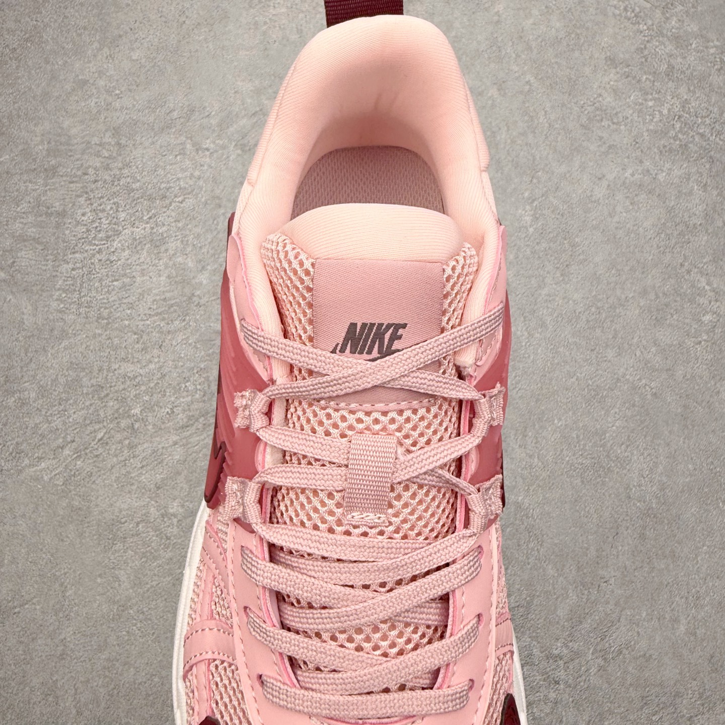 图片[5]-NK V2K Runtekk 减震防滑低帮 复古老爹鞋跑步鞋 FN0738-106 鞋款被命名为 Runtekk 设计上借鉴了 2000 年的跑鞋风格 配色上以金属银为主调 简练又有复古运动气质 材质上使用大面积网眼、皮革、TPU 组成 支撑和透气性肯定不错 中底处由 Cushlon 泡绵打造 保证在压马路时可以提供优秀脚感 并通过一手做旧氧化效果突出复古感 中底造型很容易让大家联想到巴黎世家3XL 增高效果同样不能忽视 尺码：36 36.5 37.5 38 38.5 39 40 40.5 41 42 42.5 43 44 44.5 45-选品中心