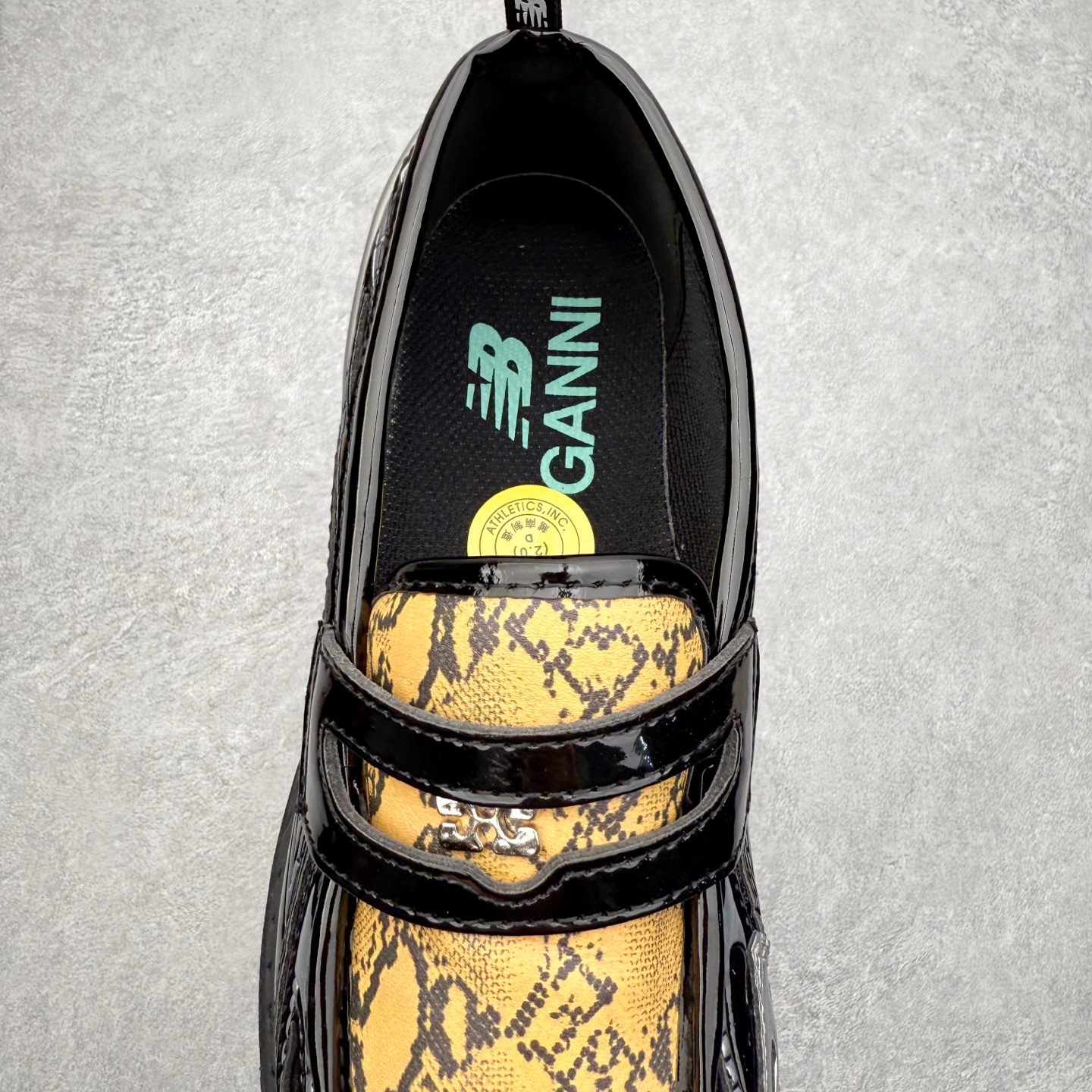 图片[5]-JUNYA WATANABE x New Balance NB 1906R 新百伦联名款舒适百搭防滑低帮生活休闲鞋乐福鞋 Junya Watanabe 和 New Balance 再次联手，推出了全新的合作款——1906 Loafer。这款跨越运动鞋与皮鞋界限的设计。设计将 New Balance 1906R 的技术与经典皮革便鞋的风格完美融合。厚实的鞋底与精致的漆皮鞋面，不仅保留了运动鞋的舒适感，还能轻松驾驭休闲与正式造型。一位国外鞋友对此鞋的评价颇具趣味：“这是开完重要会议后，立马开始 5K 长跑的理想鞋款。”-选品中心