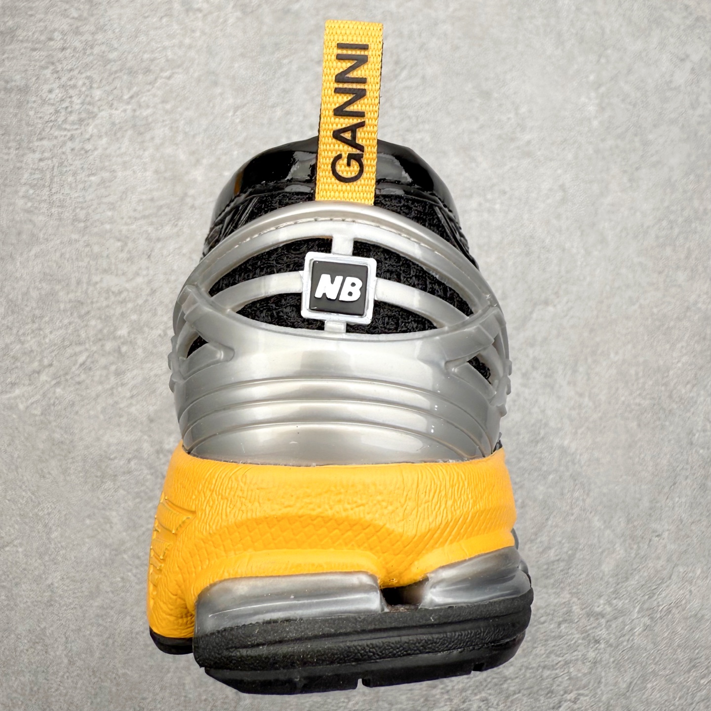 图片[8]-JUNYA WATANABE x New Balance NB 1906R 新百伦联名款舒适百搭防滑低帮生活休闲鞋乐福鞋 Junya Watanabe 和 New Balance 再次联手，推出了全新的合作款——1906 Loafer。这款跨越运动鞋与皮鞋界限的设计。设计将 New Balance 1906R 的技术与经典皮革便鞋的风格完美融合。厚实的鞋底与精致的漆皮鞋面，不仅保留了运动鞋的舒适感，还能轻松驾驭休闲与正式造型。一位国外鞋友对此鞋的评价颇具趣味：“这是开完重要会议后，立马开始 5K 长跑的理想鞋款。”-选品中心