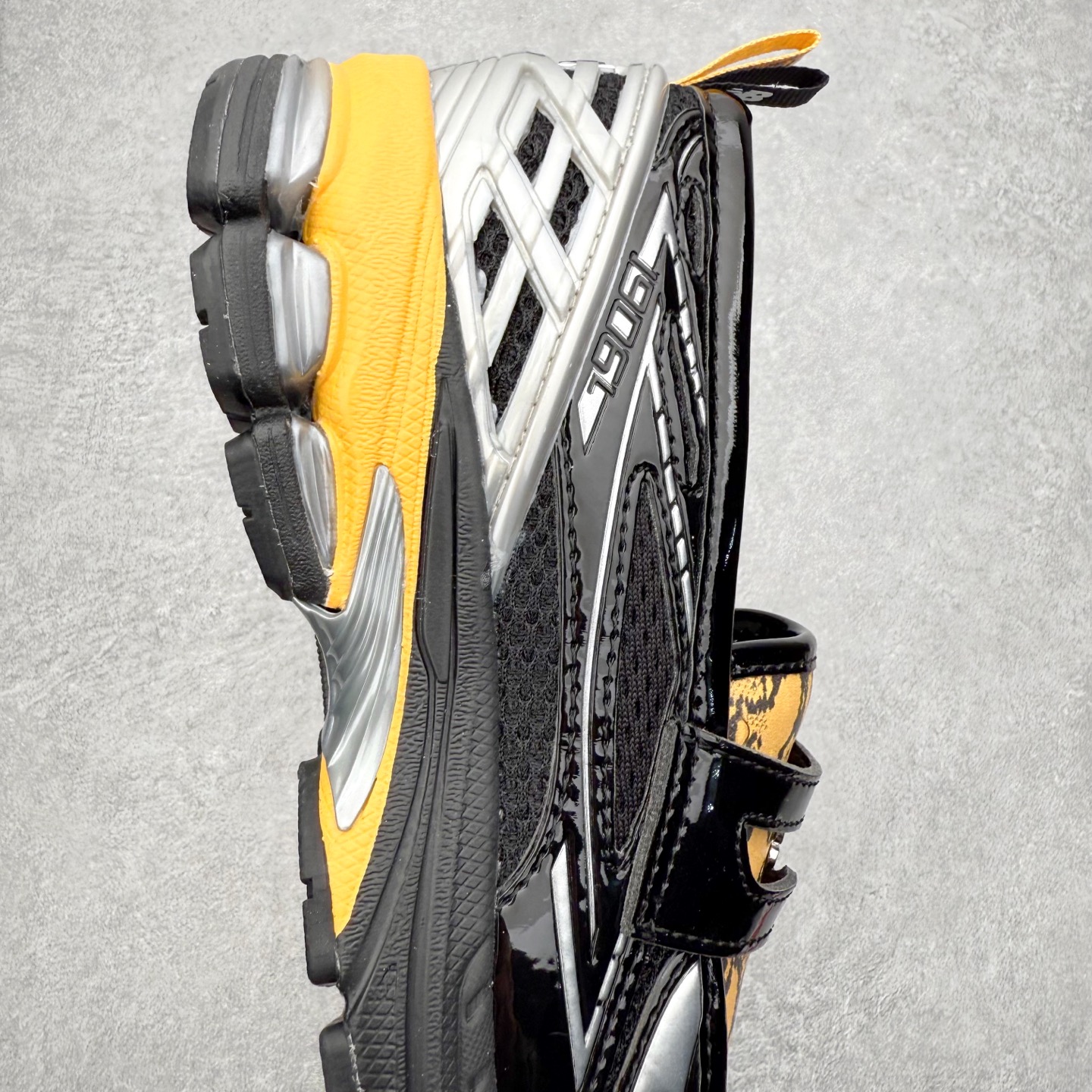 图片[6]-JUNYA WATANABE x New Balance NB 1906R 新百伦联名款舒适百搭防滑低帮生活休闲鞋乐福鞋 Junya Watanabe 和 New Balance 再次联手，推出了全新的合作款——1906 Loafer。这款跨越运动鞋与皮鞋界限的设计。设计将 New Balance 1906R 的技术与经典皮革便鞋的风格完美融合。厚实的鞋底与精致的漆皮鞋面，不仅保留了运动鞋的舒适感，还能轻松驾驭休闲与正式造型。一位国外鞋友对此鞋的评价颇具趣味：“这是开完重要会议后，立马开始 5K 长跑的理想鞋款。”-选品中心