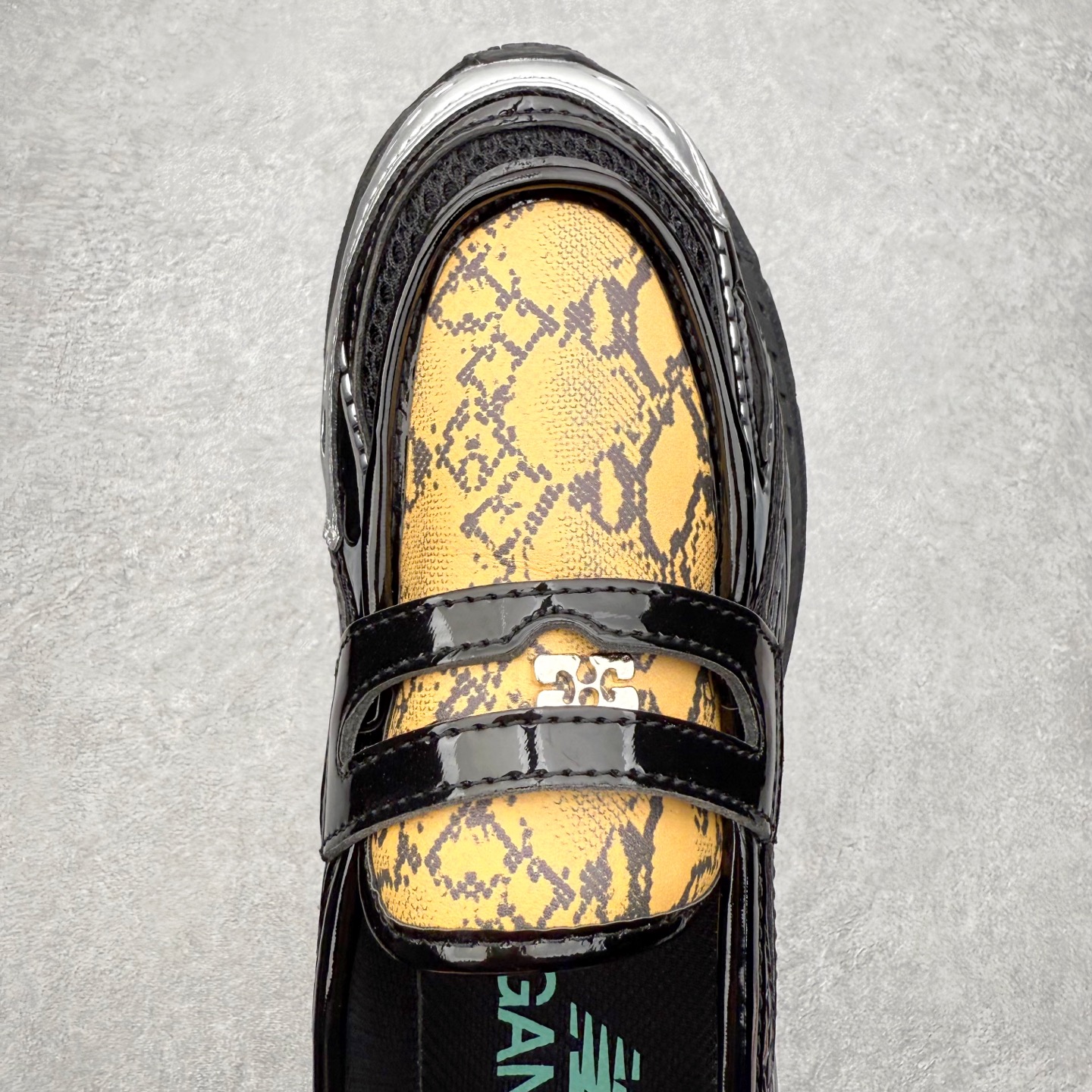 图片[4]-JUNYA WATANABE x New Balance NB 1906R 新百伦联名款舒适百搭防滑低帮生活休闲鞋乐福鞋 Junya Watanabe 和 New Balance 再次联手，推出了全新的合作款——1906 Loafer。这款跨越运动鞋与皮鞋界限的设计。设计将 New Balance 1906R 的技术与经典皮革便鞋的风格完美融合。厚实的鞋底与精致的漆皮鞋面，不仅保留了运动鞋的舒适感，还能轻松驾驭休闲与正式造型。一位国外鞋友对此鞋的评价颇具趣味：“这是开完重要会议后，立马开始 5K 长跑的理想鞋款。”-选品中心