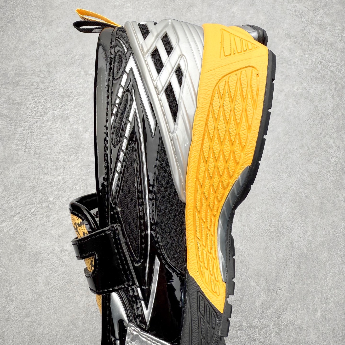 图片[7]-JUNYA WATANABE x New Balance NB 1906R 新百伦联名款舒适百搭防滑低帮生活休闲鞋乐福鞋 Junya Watanabe 和 New Balance 再次联手，推出了全新的合作款——1906 Loafer。这款跨越运动鞋与皮鞋界限的设计。设计将 New Balance 1906R 的技术与经典皮革便鞋的风格完美融合。厚实的鞋底与精致的漆皮鞋面，不仅保留了运动鞋的舒适感，还能轻松驾驭休闲与正式造型。一位国外鞋友对此鞋的评价颇具趣味：“这是开完重要会议后，立马开始 5K 长跑的理想鞋款。”-选品中心