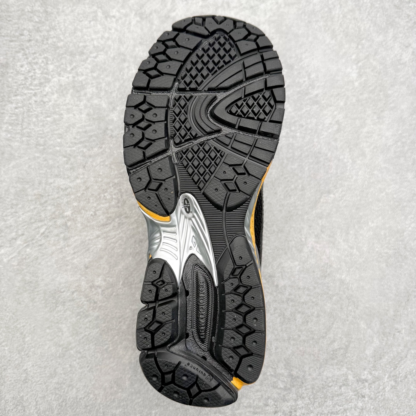 图片[9]-JUNYA WATANABE x New Balance NB 1906R 新百伦联名款舒适百搭防滑低帮生活休闲鞋乐福鞋 Junya Watanabe 和 New Balance 再次联手，推出了全新的合作款——1906 Loafer。这款跨越运动鞋与皮鞋界限的设计。设计将 New Balance 1906R 的技术与经典皮革便鞋的风格完美融合。厚实的鞋底与精致的漆皮鞋面，不仅保留了运动鞋的舒适感，还能轻松驾驭休闲与正式造型。一位国外鞋友对此鞋的评价颇具趣味：“这是开完重要会议后，立马开始 5K 长跑的理想鞋款。”-选品中心