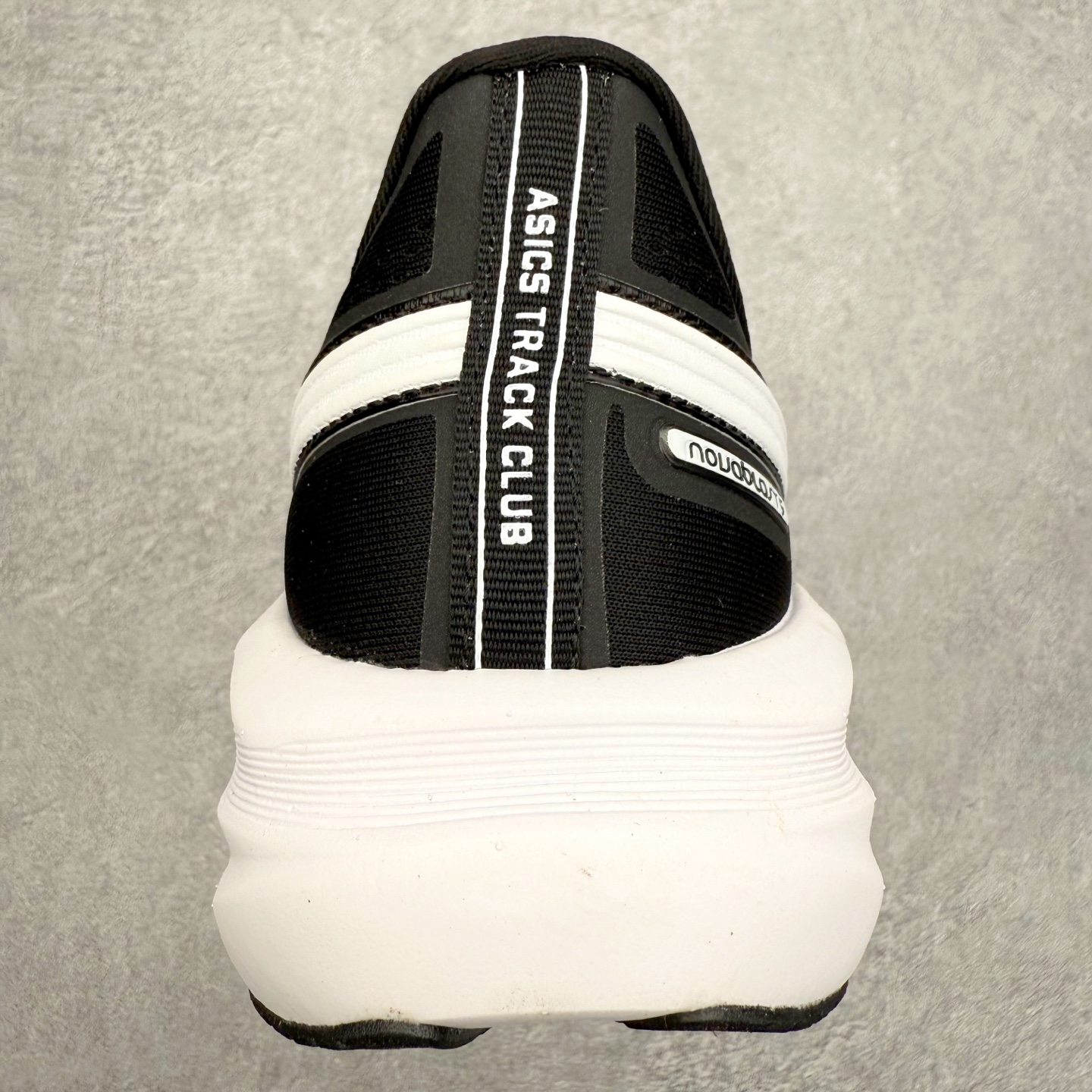 图片[8]-ASICS NOVABLAST 5 亚瑟士舒适缓震跑鞋 鞋面从NOVABLAST 3的工程网眼升级为一片式轻量编织设计 提升了跑鞋的透气性 并配备结构鞋舌 进一步提升透气性的同时减少鞋舌滑动 从而实现更好的包裹感 后跟结构也是亮点之一 不仅提升了稳定性 还能给跑者提供更强支撑 上脚舒适度非常明显 无论如何跑跳晃动 双脚都被包裹的非常服帖舒适 同时前脚掌有足够空间 中足又很贴合 后跟高度和弧度也都非常舒适 从NOVABLAST 5采用全新FF BLAST PLUS ECO轻量高能回弹泡棉材料 这是一种超过20%的生物基可再生资源 在带给跑者更舒适体验同时助力减轻环境负担 值得关注的是NOVABLAST 4将成为该系列首款贴有CO2e标签的鞋款 以进一步严格贯彻ASICS亚瑟士的可持续发展理念 大底采用了低密度设计的AHAR LO 更大程度增强鞋款耐磨性 提升使用寿命 外底液采用了全新设计 其灵感来源于植物的斐波那契螺旋叶片图案 独特的几何纹路使新一代鞋款的外观更具标志性 中底和大底设计都是为了让跑者获得更大的能量反馈 更强的回弹性 在跑步过程中轻弹畅跑 看配置就能感受到NOVABLAST的优势 高回弹、高缓震、且耐用的综合长跑训练鞋 尺码：36 37 38 39 39.5 40 40.5 41.5 42 42.5 43.5 44 45-选品中心