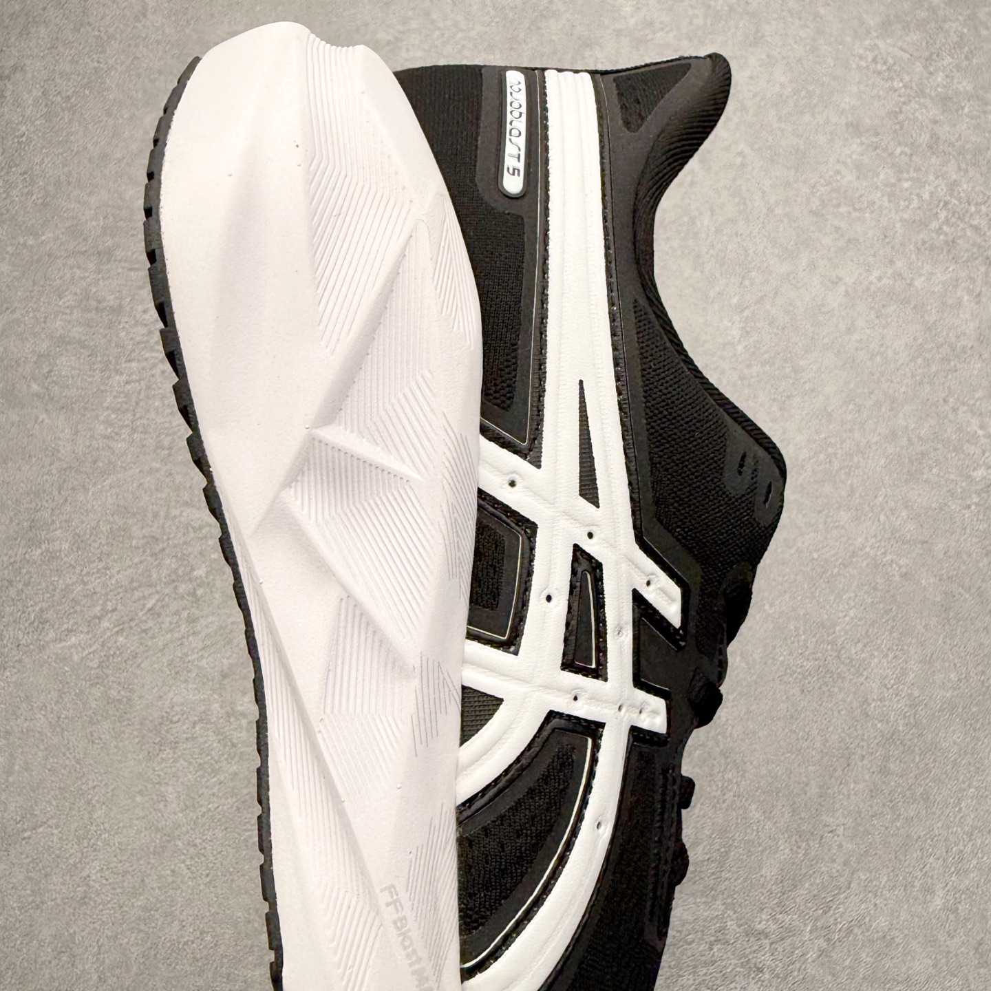 图片[6]-ASICS NOVABLAST 5 亚瑟士舒适缓震跑鞋 鞋面从NOVABLAST 3的工程网眼升级为一片式轻量编织设计 提升了跑鞋的透气性 并配备结构鞋舌 进一步提升透气性的同时减少鞋舌滑动 从而实现更好的包裹感 后跟结构也是亮点之一 不仅提升了稳定性 还能给跑者提供更强支撑 上脚舒适度非常明显 无论如何跑跳晃动 双脚都被包裹的非常服帖舒适 同时前脚掌有足够空间 中足又很贴合 后跟高度和弧度也都非常舒适 从NOVABLAST 5采用全新FF BLAST PLUS ECO轻量高能回弹泡棉材料 这是一种超过20%的生物基可再生资源 在带给跑者更舒适体验同时助力减轻环境负担 值得关注的是NOVABLAST 4将成为该系列首款贴有CO2e标签的鞋款 以进一步严格贯彻ASICS亚瑟士的可持续发展理念 大底采用了低密度设计的AHAR LO 更大程度增强鞋款耐磨性 提升使用寿命 外底液采用了全新设计 其灵感来源于植物的斐波那契螺旋叶片图案 独特的几何纹路使新一代鞋款的外观更具标志性 中底和大底设计都是为了让跑者获得更大的能量反馈 更强的回弹性 在跑步过程中轻弹畅跑 看配置就能感受到NOVABLAST的优势 高回弹、高缓震、且耐用的综合长跑训练鞋 尺码：36 37 38 39 39.5 40 40.5 41.5 42 42.5 43.5 44 45-选品中心