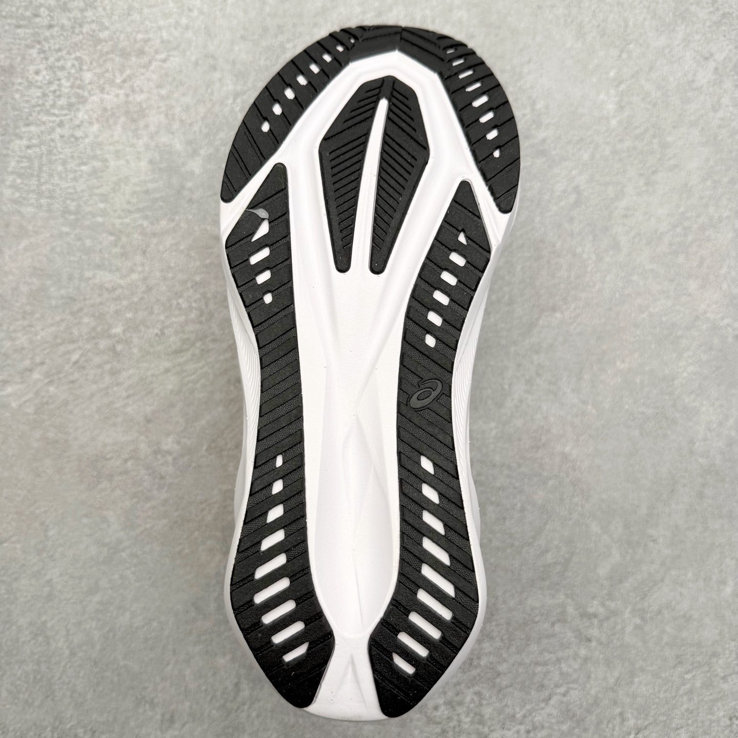 图片[9]-ASICS NOVABLAST 5 亚瑟士舒适缓震跑鞋 鞋面从NOVABLAST 3的工程网眼升级为一片式轻量编织设计 提升了跑鞋的透气性 并配备结构鞋舌 进一步提升透气性的同时减少鞋舌滑动 从而实现更好的包裹感 后跟结构也是亮点之一 不仅提升了稳定性 还能给跑者提供更强支撑 上脚舒适度非常明显 无论如何跑跳晃动 双脚都被包裹的非常服帖舒适 同时前脚掌有足够空间 中足又很贴合 后跟高度和弧度也都非常舒适 从NOVABLAST 5采用全新FF BLAST PLUS ECO轻量高能回弹泡棉材料 这是一种超过20%的生物基可再生资源 在带给跑者更舒适体验同时助力减轻环境负担 值得关注的是NOVABLAST 4将成为该系列首款贴有CO2e标签的鞋款 以进一步严格贯彻ASICS亚瑟士的可持续发展理念 大底采用了低密度设计的AHAR LO 更大程度增强鞋款耐磨性 提升使用寿命 外底液采用了全新设计 其灵感来源于植物的斐波那契螺旋叶片图案 独特的几何纹路使新一代鞋款的外观更具标志性 中底和大底设计都是为了让跑者获得更大的能量反馈 更强的回弹性 在跑步过程中轻弹畅跑 看配置就能感受到NOVABLAST的优势 高回弹、高缓震、且耐用的综合长跑训练鞋 尺码：36 37 38 39 39.5 40 40.5 41.5 42 42.5 43.5 44 45-选品中心