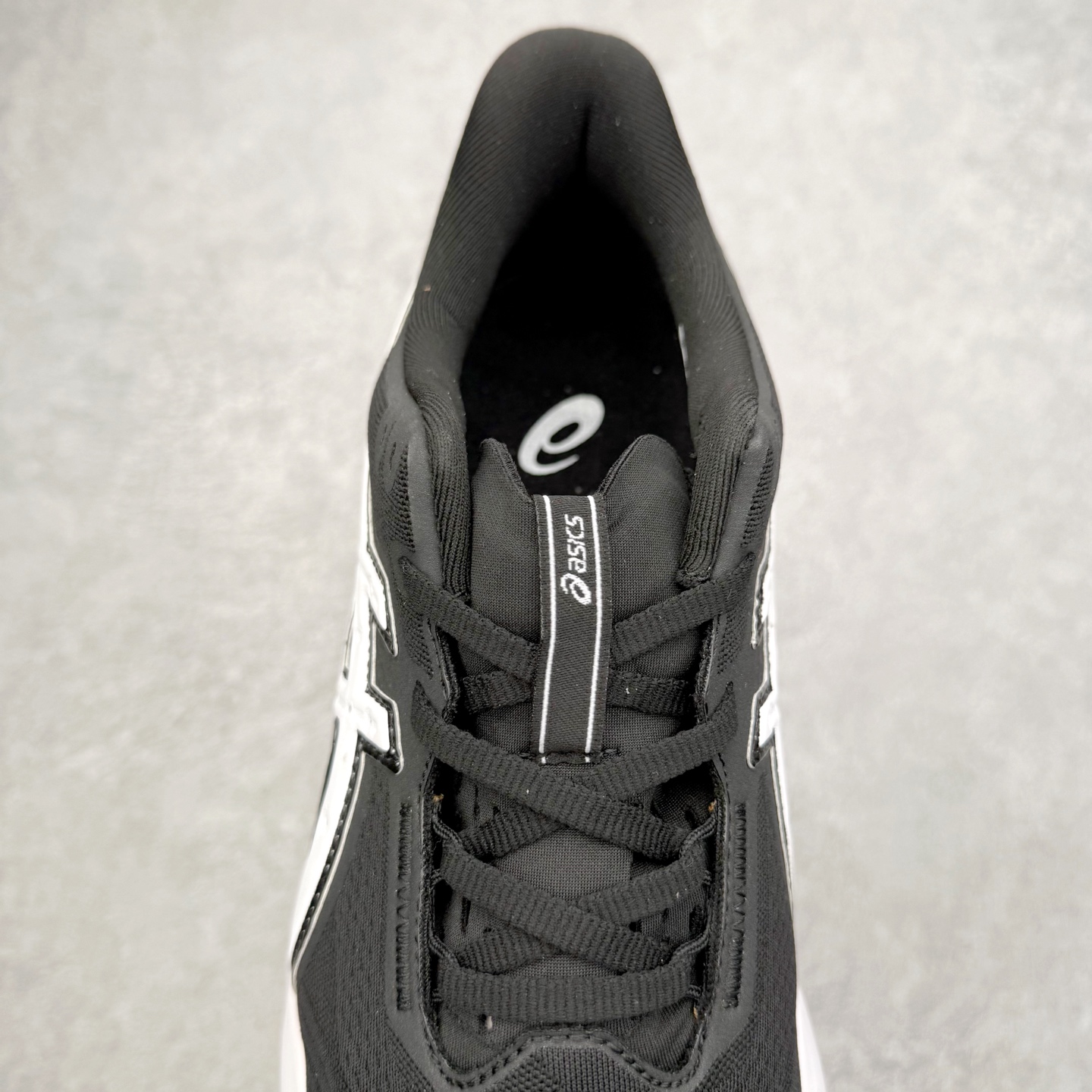 图片[5]-ASICS NOVABLAST 5 亚瑟士舒适缓震跑鞋 鞋面从NOVABLAST 3的工程网眼升级为一片式轻量编织设计 提升了跑鞋的透气性 并配备结构鞋舌 进一步提升透气性的同时减少鞋舌滑动 从而实现更好的包裹感 后跟结构也是亮点之一 不仅提升了稳定性 还能给跑者提供更强支撑 上脚舒适度非常明显 无论如何跑跳晃动 双脚都被包裹的非常服帖舒适 同时前脚掌有足够空间 中足又很贴合 后跟高度和弧度也都非常舒适 从NOVABLAST 5采用全新FF BLAST PLUS ECO轻量高能回弹泡棉材料 这是一种超过20%的生物基可再生资源 在带给跑者更舒适体验同时助力减轻环境负担 值得关注的是NOVABLAST 4将成为该系列首款贴有CO2e标签的鞋款 以进一步严格贯彻ASICS亚瑟士的可持续发展理念 大底采用了低密度设计的AHAR LO 更大程度增强鞋款耐磨性 提升使用寿命 外底液采用了全新设计 其灵感来源于植物的斐波那契螺旋叶片图案 独特的几何纹路使新一代鞋款的外观更具标志性 中底和大底设计都是为了让跑者获得更大的能量反馈 更强的回弹性 在跑步过程中轻弹畅跑 看配置就能感受到NOVABLAST的优势 高回弹、高缓震、且耐用的综合长跑训练鞋 尺码：36 37 38 39 39.5 40 40.5 41.5 42 42.5 43.5 44 45-选品中心