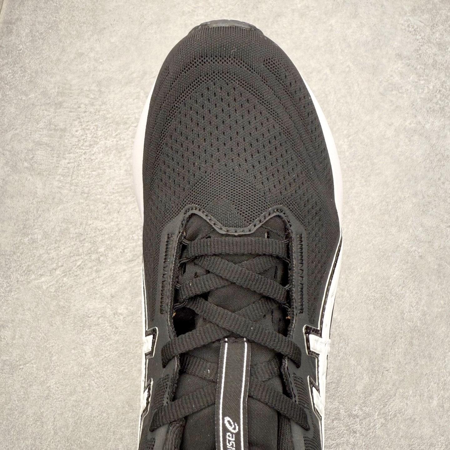 图片[4]-ASICS NOVABLAST 5 亚瑟士舒适缓震跑鞋 鞋面从NOVABLAST 3的工程网眼升级为一片式轻量编织设计 提升了跑鞋的透气性 并配备结构鞋舌 进一步提升透气性的同时减少鞋舌滑动 从而实现更好的包裹感 后跟结构也是亮点之一 不仅提升了稳定性 还能给跑者提供更强支撑 上脚舒适度非常明显 无论如何跑跳晃动 双脚都被包裹的非常服帖舒适 同时前脚掌有足够空间 中足又很贴合 后跟高度和弧度也都非常舒适 从NOVABLAST 5采用全新FF BLAST PLUS ECO轻量高能回弹泡棉材料 这是一种超过20%的生物基可再生资源 在带给跑者更舒适体验同时助力减轻环境负担 值得关注的是NOVABLAST 4将成为该系列首款贴有CO2e标签的鞋款 以进一步严格贯彻ASICS亚瑟士的可持续发展理念 大底采用了低密度设计的AHAR LO 更大程度增强鞋款耐磨性 提升使用寿命 外底液采用了全新设计 其灵感来源于植物的斐波那契螺旋叶片图案 独特的几何纹路使新一代鞋款的外观更具标志性 中底和大底设计都是为了让跑者获得更大的能量反馈 更强的回弹性 在跑步过程中轻弹畅跑 看配置就能感受到NOVABLAST的优势 高回弹、高缓震、且耐用的综合长跑训练鞋 尺码：36 37 38 39 39.5 40 40.5 41.5 42 42.5 43.5 44 45-选品中心