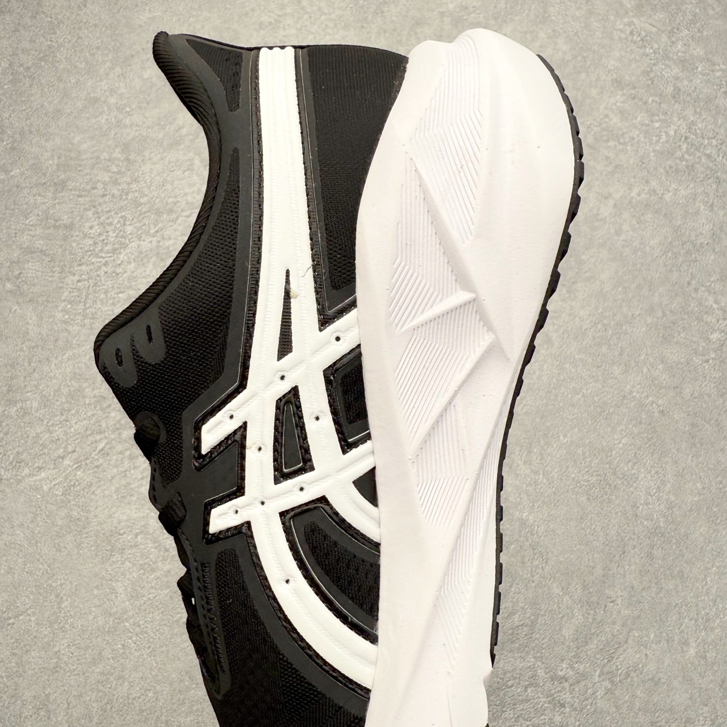 图片[7]-ASICS NOVABLAST 5 亚瑟士舒适缓震跑鞋 鞋面从NOVABLAST 3的工程网眼升级为一片式轻量编织设计 提升了跑鞋的透气性 并配备结构鞋舌 进一步提升透气性的同时减少鞋舌滑动 从而实现更好的包裹感 后跟结构也是亮点之一 不仅提升了稳定性 还能给跑者提供更强支撑 上脚舒适度非常明显 无论如何跑跳晃动 双脚都被包裹的非常服帖舒适 同时前脚掌有足够空间 中足又很贴合 后跟高度和弧度也都非常舒适 从NOVABLAST 5采用全新FF BLAST PLUS ECO轻量高能回弹泡棉材料 这是一种超过20%的生物基可再生资源 在带给跑者更舒适体验同时助力减轻环境负担 值得关注的是NOVABLAST 4将成为该系列首款贴有CO2e标签的鞋款 以进一步严格贯彻ASICS亚瑟士的可持续发展理念 大底采用了低密度设计的AHAR LO 更大程度增强鞋款耐磨性 提升使用寿命 外底液采用了全新设计 其灵感来源于植物的斐波那契螺旋叶片图案 独特的几何纹路使新一代鞋款的外观更具标志性 中底和大底设计都是为了让跑者获得更大的能量反馈 更强的回弹性 在跑步过程中轻弹畅跑 看配置就能感受到NOVABLAST的优势 高回弹、高缓震、且耐用的综合长跑训练鞋 尺码：36 37 38 39 39.5 40 40.5 41.5 42 42.5 43.5 44 45-选品中心