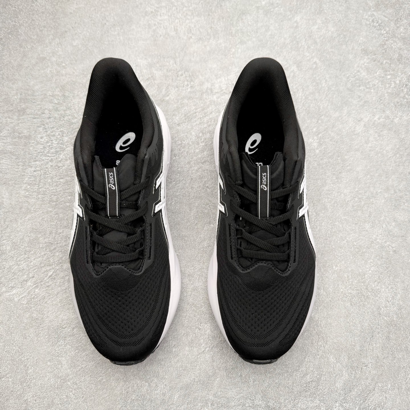 图片[2]-ASICS NOVABLAST 5 亚瑟士舒适缓震跑鞋 鞋面从NOVABLAST 3的工程网眼升级为一片式轻量编织设计 提升了跑鞋的透气性 并配备结构鞋舌 进一步提升透气性的同时减少鞋舌滑动 从而实现更好的包裹感 后跟结构也是亮点之一 不仅提升了稳定性 还能给跑者提供更强支撑 上脚舒适度非常明显 无论如何跑跳晃动 双脚都被包裹的非常服帖舒适 同时前脚掌有足够空间 中足又很贴合 后跟高度和弧度也都非常舒适 从NOVABLAST 5采用全新FF BLAST PLUS ECO轻量高能回弹泡棉材料 这是一种超过20%的生物基可再生资源 在带给跑者更舒适体验同时助力减轻环境负担 值得关注的是NOVABLAST 4将成为该系列首款贴有CO2e标签的鞋款 以进一步严格贯彻ASICS亚瑟士的可持续发展理念 大底采用了低密度设计的AHAR LO 更大程度增强鞋款耐磨性 提升使用寿命 外底液采用了全新设计 其灵感来源于植物的斐波那契螺旋叶片图案 独特的几何纹路使新一代鞋款的外观更具标志性 中底和大底设计都是为了让跑者获得更大的能量反馈 更强的回弹性 在跑步过程中轻弹畅跑 看配置就能感受到NOVABLAST的优势 高回弹、高缓震、且耐用的综合长跑训练鞋 尺码：36 37 38 39 39.5 40 40.5 41.5 42 42.5 43.5 44 45-选品中心