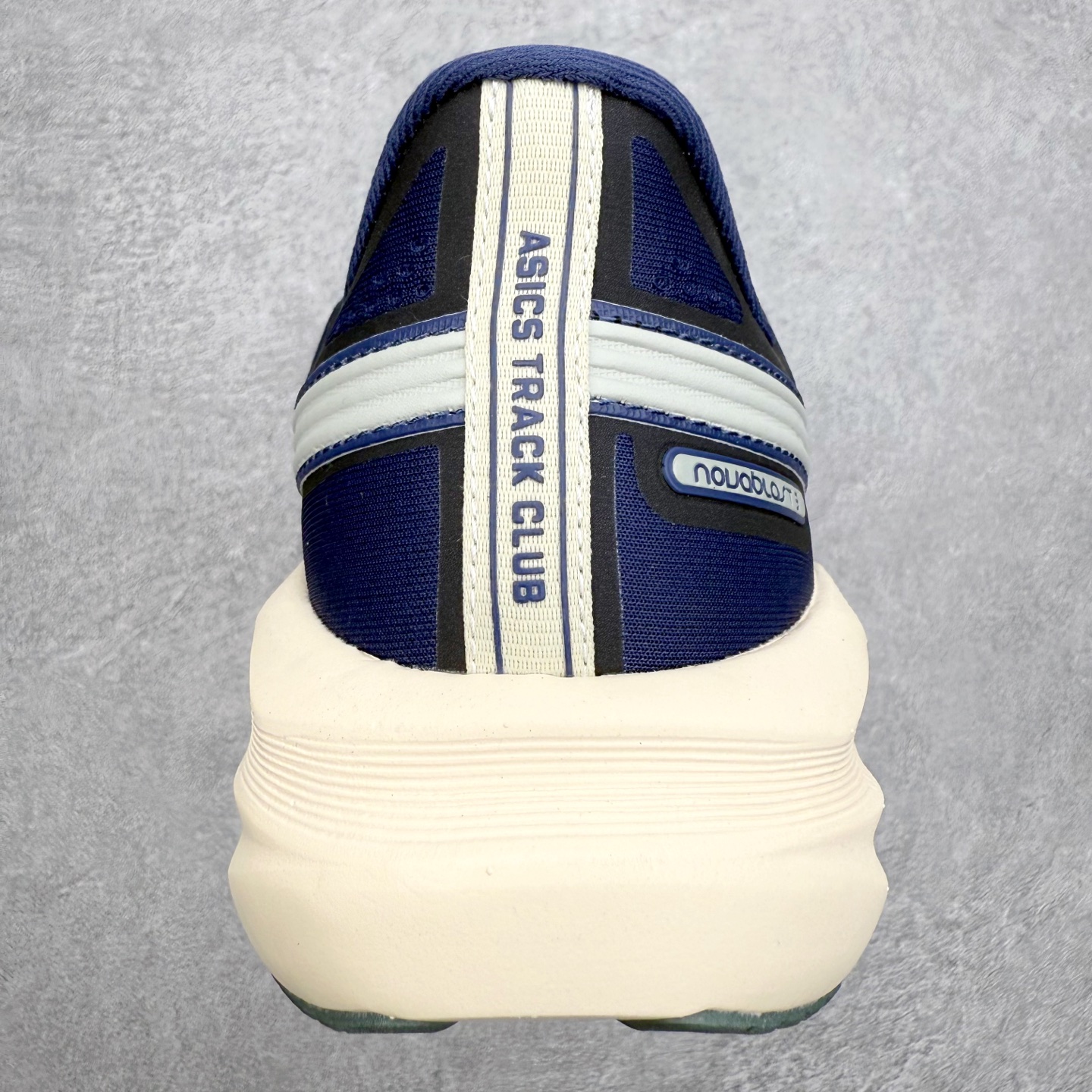 图片[8]-ASICS NOVABLAST 5 亚瑟士舒适缓震跑鞋 鞋面从NOVABLAST 3的工程网眼升级为一片式轻量编织设计 提升了跑鞋的透气性 并配备结构鞋舌 进一步提升透气性的同时减少鞋舌滑动 从而实现更好的包裹感 后跟结构也是亮点之一 不仅提升了稳定性 还能给跑者提供更强支撑 上脚舒适度非常明显 无论如何跑跳晃动 双脚都被包裹的非常服帖舒适 同时前脚掌有足够空间 中足又很贴合 后跟高度和弧度也都非常舒适 从NOVABLAST 5采用全新FF BLAST PLUS ECO轻量高能回弹泡棉材料 这是一种超过20%的生物基可再生资源 在带给跑者更舒适体验同时助力减轻环境负担 值得关注的是NOVABLAST 4将成为该系列首款贴有CO2e标签的鞋款 以进一步严格贯彻ASICS亚瑟士的可持续发展理念 大底采用了低密度设计的AHAR LO 更大程度增强鞋款耐磨性 提升使用寿命 外底液采用了全新设计 其灵感来源于植物的斐波那契螺旋叶片图案 独特的几何纹路使新一代鞋款的外观更具标志性 中底和大底设计都是为了让跑者获得更大的能量反馈 更强的回弹性 在跑步过程中轻弹畅跑 看配置就能感受到NOVABLAST的优势 高回弹、高缓震、且耐用的综合长跑训练鞋 尺码：36 37 38 39 39.5 40 40.5 41.5 42 42.5 43.5 44 45-选品中心