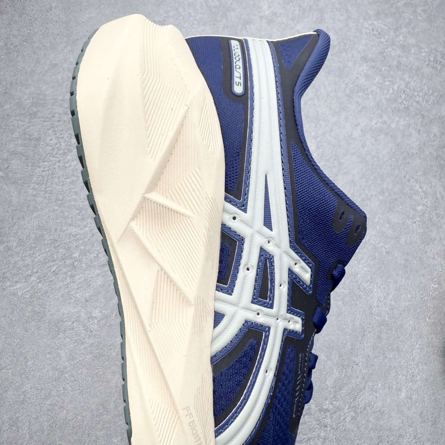 图片[6]-ASICS NOVABLAST 5 亚瑟士舒适缓震跑鞋 鞋面从NOVABLAST 3的工程网眼升级为一片式轻量编织设计 提升了跑鞋的透气性 并配备结构鞋舌 进一步提升透气性的同时减少鞋舌滑动 从而实现更好的包裹感 后跟结构也是亮点之一 不仅提升了稳定性 还能给跑者提供更强支撑 上脚舒适度非常明显 无论如何跑跳晃动 双脚都被包裹的非常服帖舒适 同时前脚掌有足够空间 中足又很贴合 后跟高度和弧度也都非常舒适 从NOVABLAST 5采用全新FF BLAST PLUS ECO轻量高能回弹泡棉材料 这是一种超过20%的生物基可再生资源 在带给跑者更舒适体验同时助力减轻环境负担 值得关注的是NOVABLAST 4将成为该系列首款贴有CO2e标签的鞋款 以进一步严格贯彻ASICS亚瑟士的可持续发展理念 大底采用了低密度设计的AHAR LO 更大程度增强鞋款耐磨性 提升使用寿命 外底液采用了全新设计 其灵感来源于植物的斐波那契螺旋叶片图案 独特的几何纹路使新一代鞋款的外观更具标志性 中底和大底设计都是为了让跑者获得更大的能量反馈 更强的回弹性 在跑步过程中轻弹畅跑 看配置就能感受到NOVABLAST的优势 高回弹、高缓震、且耐用的综合长跑训练鞋 尺码：36 37 38 39 39.5 40 40.5 41.5 42 42.5 43.5 44 45-选品中心