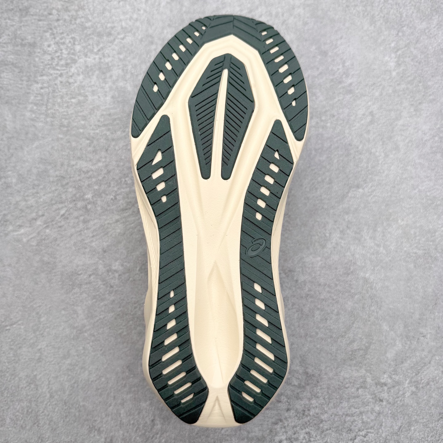 图片[9]-ASICS NOVABLAST 5 亚瑟士舒适缓震跑鞋 鞋面从NOVABLAST 3的工程网眼升级为一片式轻量编织设计 提升了跑鞋的透气性 并配备结构鞋舌 进一步提升透气性的同时减少鞋舌滑动 从而实现更好的包裹感 后跟结构也是亮点之一 不仅提升了稳定性 还能给跑者提供更强支撑 上脚舒适度非常明显 无论如何跑跳晃动 双脚都被包裹的非常服帖舒适 同时前脚掌有足够空间 中足又很贴合 后跟高度和弧度也都非常舒适 从NOVABLAST 5采用全新FF BLAST PLUS ECO轻量高能回弹泡棉材料 这是一种超过20%的生物基可再生资源 在带给跑者更舒适体验同时助力减轻环境负担 值得关注的是NOVABLAST 4将成为该系列首款贴有CO2e标签的鞋款 以进一步严格贯彻ASICS亚瑟士的可持续发展理念 大底采用了低密度设计的AHAR LO 更大程度增强鞋款耐磨性 提升使用寿命 外底液采用了全新设计 其灵感来源于植物的斐波那契螺旋叶片图案 独特的几何纹路使新一代鞋款的外观更具标志性 中底和大底设计都是为了让跑者获得更大的能量反馈 更强的回弹性 在跑步过程中轻弹畅跑 看配置就能感受到NOVABLAST的优势 高回弹、高缓震、且耐用的综合长跑训练鞋 尺码：36 37 38 39 39.5 40 40.5 41.5 42 42.5 43.5 44 45-选品中心