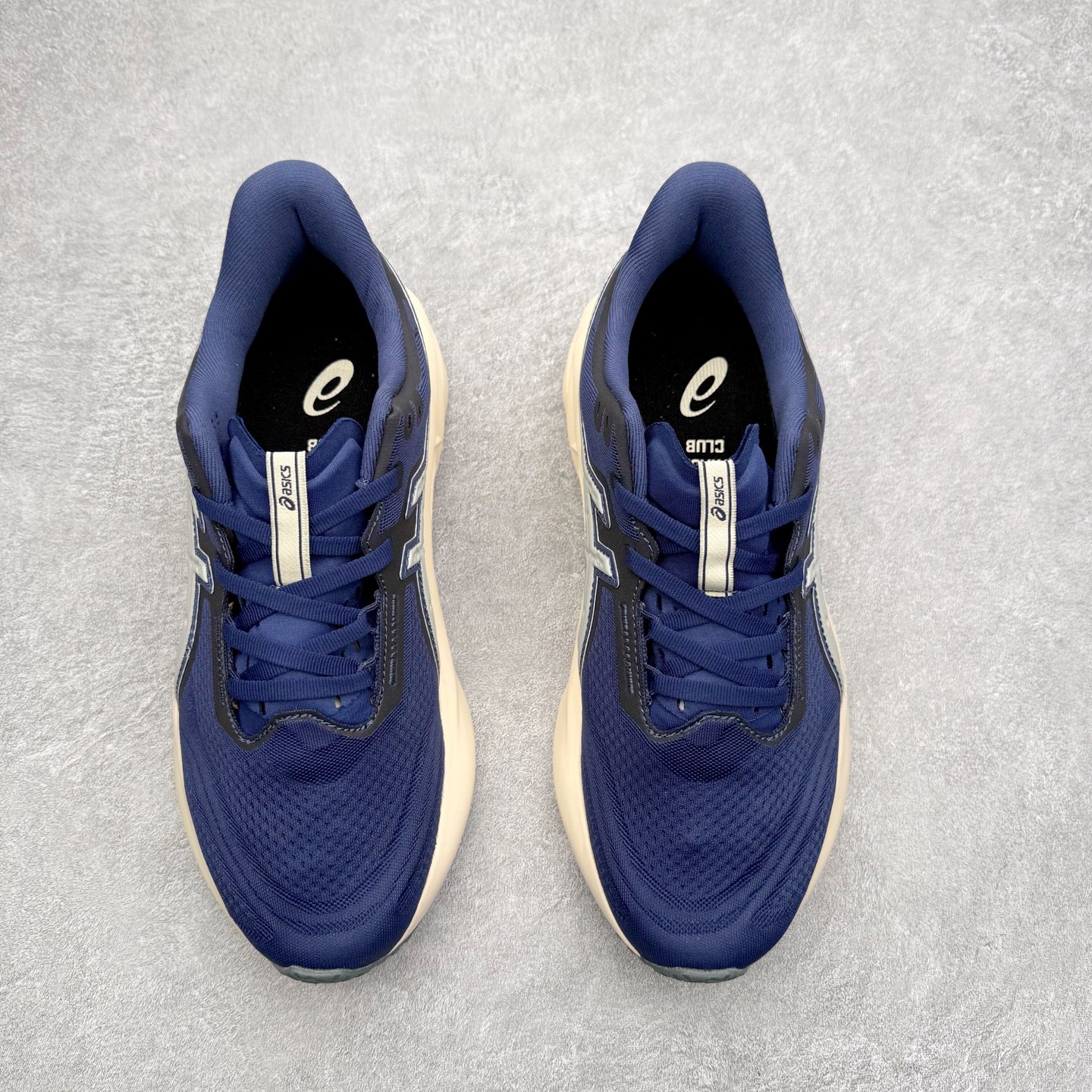 图片[2]-ASICS NOVABLAST 5 亚瑟士舒适缓震跑鞋 鞋面从NOVABLAST 3的工程网眼升级为一片式轻量编织设计 提升了跑鞋的透气性 并配备结构鞋舌 进一步提升透气性的同时减少鞋舌滑动 从而实现更好的包裹感 后跟结构也是亮点之一 不仅提升了稳定性 还能给跑者提供更强支撑 上脚舒适度非常明显 无论如何跑跳晃动 双脚都被包裹的非常服帖舒适 同时前脚掌有足够空间 中足又很贴合 后跟高度和弧度也都非常舒适 从NOVABLAST 5采用全新FF BLAST PLUS ECO轻量高能回弹泡棉材料 这是一种超过20%的生物基可再生资源 在带给跑者更舒适体验同时助力减轻环境负担 值得关注的是NOVABLAST 4将成为该系列首款贴有CO2e标签的鞋款 以进一步严格贯彻ASICS亚瑟士的可持续发展理念 大底采用了低密度设计的AHAR LO 更大程度增强鞋款耐磨性 提升使用寿命 外底液采用了全新设计 其灵感来源于植物的斐波那契螺旋叶片图案 独特的几何纹路使新一代鞋款的外观更具标志性 中底和大底设计都是为了让跑者获得更大的能量反馈 更强的回弹性 在跑步过程中轻弹畅跑 看配置就能感受到NOVABLAST的优势 高回弹、高缓震、且耐用的综合长跑训练鞋 尺码：36 37 38 39 39.5 40 40.5 41.5 42 42.5 43.5 44 45-选品中心