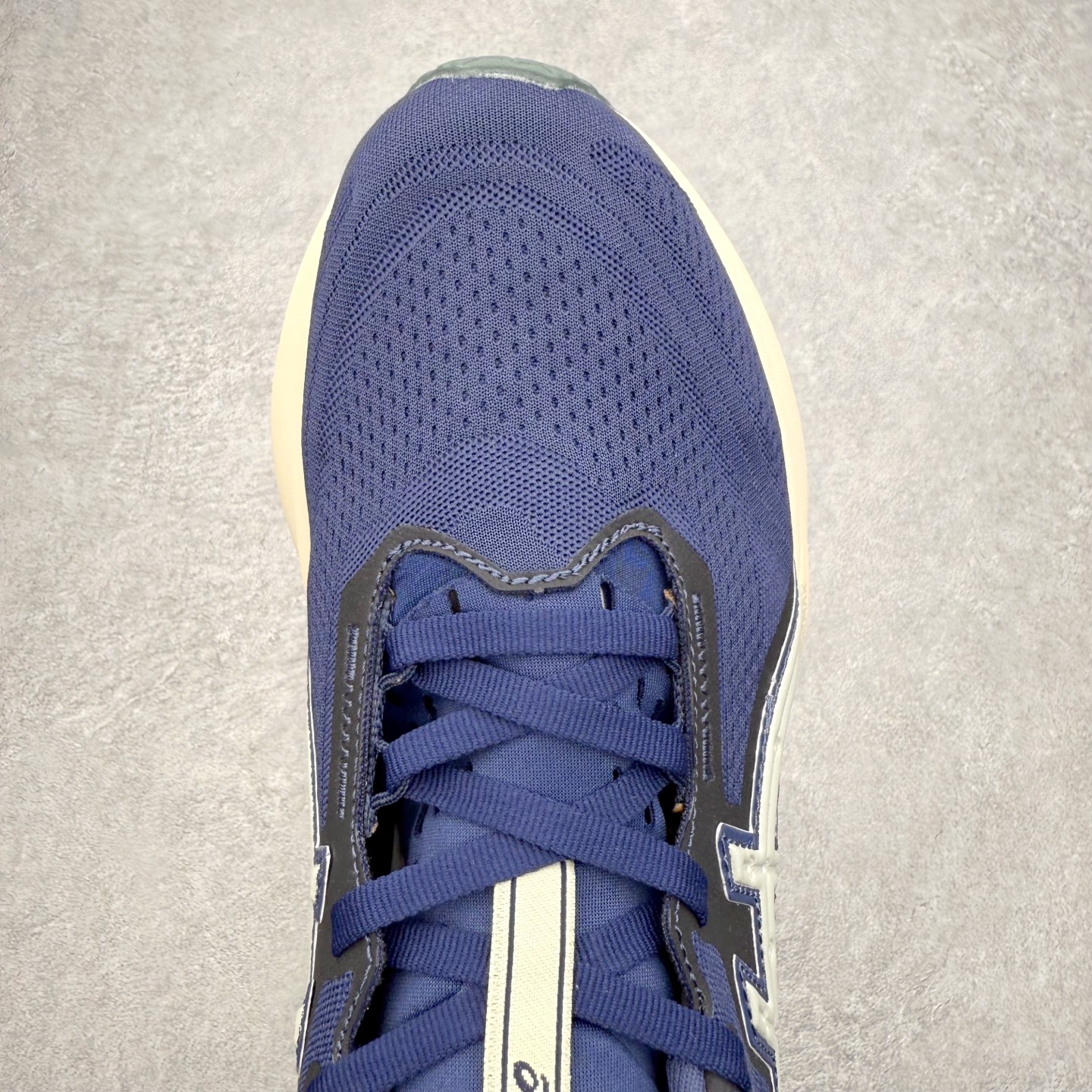图片[4]-ASICS NOVABLAST 5 亚瑟士舒适缓震跑鞋 鞋面从NOVABLAST 3的工程网眼升级为一片式轻量编织设计 提升了跑鞋的透气性 并配备结构鞋舌 进一步提升透气性的同时减少鞋舌滑动 从而实现更好的包裹感 后跟结构也是亮点之一 不仅提升了稳定性 还能给跑者提供更强支撑 上脚舒适度非常明显 无论如何跑跳晃动 双脚都被包裹的非常服帖舒适 同时前脚掌有足够空间 中足又很贴合 后跟高度和弧度也都非常舒适 从NOVABLAST 5采用全新FF BLAST PLUS ECO轻量高能回弹泡棉材料 这是一种超过20%的生物基可再生资源 在带给跑者更舒适体验同时助力减轻环境负担 值得关注的是NOVABLAST 4将成为该系列首款贴有CO2e标签的鞋款 以进一步严格贯彻ASICS亚瑟士的可持续发展理念 大底采用了低密度设计的AHAR LO 更大程度增强鞋款耐磨性 提升使用寿命 外底液采用了全新设计 其灵感来源于植物的斐波那契螺旋叶片图案 独特的几何纹路使新一代鞋款的外观更具标志性 中底和大底设计都是为了让跑者获得更大的能量反馈 更强的回弹性 在跑步过程中轻弹畅跑 看配置就能感受到NOVABLAST的优势 高回弹、高缓震、且耐用的综合长跑训练鞋 尺码：36 37 38 39 39.5 40 40.5 41.5 42 42.5 43.5 44 45-选品中心
