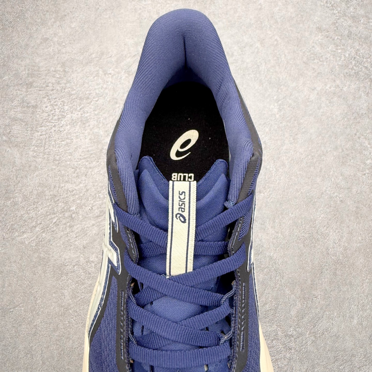 图片[5]-ASICS NOVABLAST 5 亚瑟士舒适缓震跑鞋 鞋面从NOVABLAST 3的工程网眼升级为一片式轻量编织设计 提升了跑鞋的透气性 并配备结构鞋舌 进一步提升透气性的同时减少鞋舌滑动 从而实现更好的包裹感 后跟结构也是亮点之一 不仅提升了稳定性 还能给跑者提供更强支撑 上脚舒适度非常明显 无论如何跑跳晃动 双脚都被包裹的非常服帖舒适 同时前脚掌有足够空间 中足又很贴合 后跟高度和弧度也都非常舒适 从NOVABLAST 5采用全新FF BLAST PLUS ECO轻量高能回弹泡棉材料 这是一种超过20%的生物基可再生资源 在带给跑者更舒适体验同时助力减轻环境负担 值得关注的是NOVABLAST 4将成为该系列首款贴有CO2e标签的鞋款 以进一步严格贯彻ASICS亚瑟士的可持续发展理念 大底采用了低密度设计的AHAR LO 更大程度增强鞋款耐磨性 提升使用寿命 外底液采用了全新设计 其灵感来源于植物的斐波那契螺旋叶片图案 独特的几何纹路使新一代鞋款的外观更具标志性 中底和大底设计都是为了让跑者获得更大的能量反馈 更强的回弹性 在跑步过程中轻弹畅跑 看配置就能感受到NOVABLAST的优势 高回弹、高缓震、且耐用的综合长跑训练鞋 尺码：36 37 38 39 39.5 40 40.5 41.5 42 42.5 43.5 44 45-选品中心