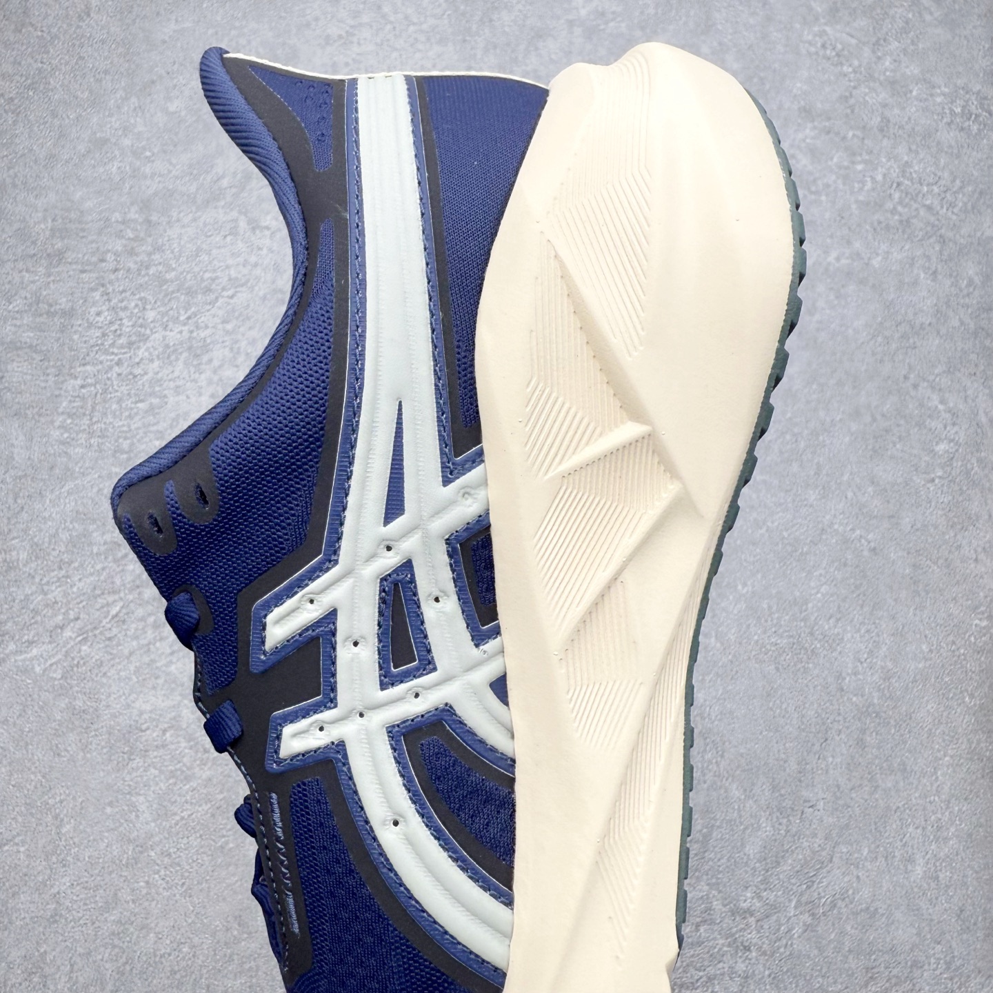 图片[7]-ASICS NOVABLAST 5 亚瑟士舒适缓震跑鞋 鞋面从NOVABLAST 3的工程网眼升级为一片式轻量编织设计 提升了跑鞋的透气性 并配备结构鞋舌 进一步提升透气性的同时减少鞋舌滑动 从而实现更好的包裹感 后跟结构也是亮点之一 不仅提升了稳定性 还能给跑者提供更强支撑 上脚舒适度非常明显 无论如何跑跳晃动 双脚都被包裹的非常服帖舒适 同时前脚掌有足够空间 中足又很贴合 后跟高度和弧度也都非常舒适 从NOVABLAST 5采用全新FF BLAST PLUS ECO轻量高能回弹泡棉材料 这是一种超过20%的生物基可再生资源 在带给跑者更舒适体验同时助力减轻环境负担 值得关注的是NOVABLAST 4将成为该系列首款贴有CO2e标签的鞋款 以进一步严格贯彻ASICS亚瑟士的可持续发展理念 大底采用了低密度设计的AHAR LO 更大程度增强鞋款耐磨性 提升使用寿命 外底液采用了全新设计 其灵感来源于植物的斐波那契螺旋叶片图案 独特的几何纹路使新一代鞋款的外观更具标志性 中底和大底设计都是为了让跑者获得更大的能量反馈 更强的回弹性 在跑步过程中轻弹畅跑 看配置就能感受到NOVABLAST的优势 高回弹、高缓震、且耐用的综合长跑训练鞋 尺码：36 37 38 39 39.5 40 40.5 41.5 42 42.5 43.5 44 45-选品中心