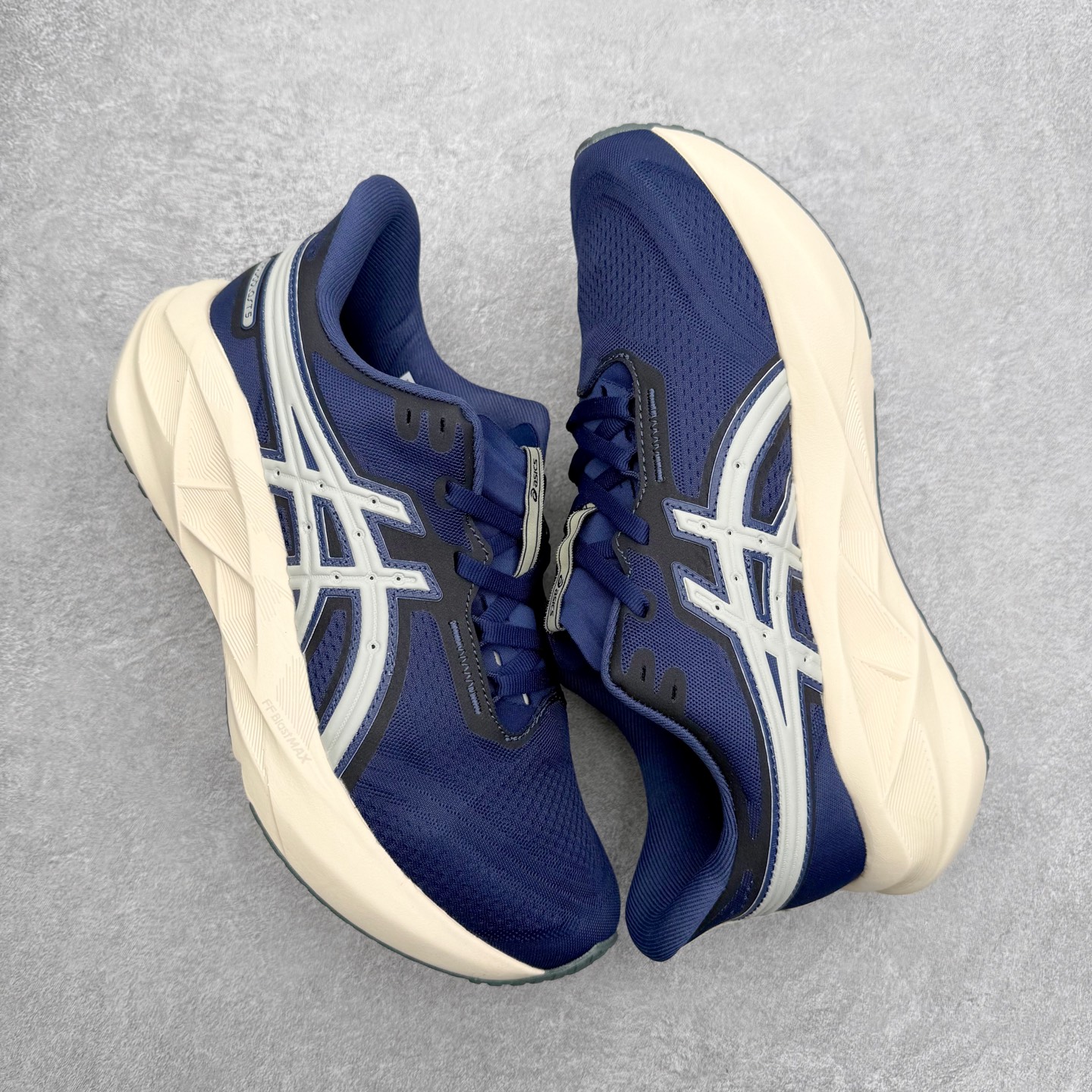 图片[3]-ASICS NOVABLAST 5 亚瑟士舒适缓震跑鞋 鞋面从NOVABLAST 3的工程网眼升级为一片式轻量编织设计 提升了跑鞋的透气性 并配备结构鞋舌 进一步提升透气性的同时减少鞋舌滑动 从而实现更好的包裹感 后跟结构也是亮点之一 不仅提升了稳定性 还能给跑者提供更强支撑 上脚舒适度非常明显 无论如何跑跳晃动 双脚都被包裹的非常服帖舒适 同时前脚掌有足够空间 中足又很贴合 后跟高度和弧度也都非常舒适 从NOVABLAST 5采用全新FF BLAST PLUS ECO轻量高能回弹泡棉材料 这是一种超过20%的生物基可再生资源 在带给跑者更舒适体验同时助力减轻环境负担 值得关注的是NOVABLAST 4将成为该系列首款贴有CO2e标签的鞋款 以进一步严格贯彻ASICS亚瑟士的可持续发展理念 大底采用了低密度设计的AHAR LO 更大程度增强鞋款耐磨性 提升使用寿命 外底液采用了全新设计 其灵感来源于植物的斐波那契螺旋叶片图案 独特的几何纹路使新一代鞋款的外观更具标志性 中底和大底设计都是为了让跑者获得更大的能量反馈 更强的回弹性 在跑步过程中轻弹畅跑 看配置就能感受到NOVABLAST的优势 高回弹、高缓震、且耐用的综合长跑训练鞋 尺码：36 37 38 39 39.5 40 40.5 41.5 42 42.5 43.5 44 45-选品中心