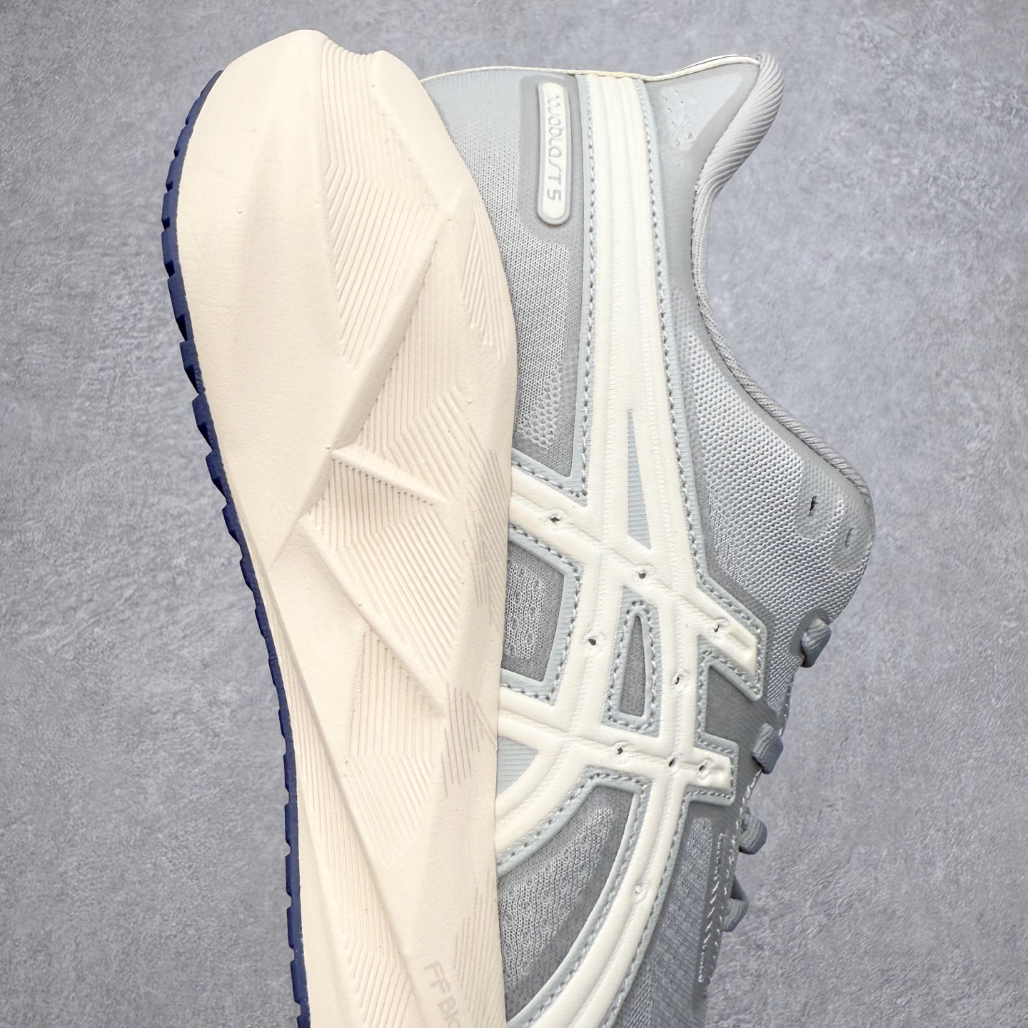 图片[6]-ASICS NOVABLAST 5 亚瑟士舒适缓震跑鞋 鞋面从NOVABLAST 3的工程网眼升级为一片式轻量编织设计 提升了跑鞋的透气性 并配备结构鞋舌 进一步提升透气性的同时减少鞋舌滑动 从而实现更好的包裹感 后跟结构也是亮点之一 不仅提升了稳定性 还能给跑者提供更强支撑 上脚舒适度非常明显 无论如何跑跳晃动 双脚都被包裹的非常服帖舒适 同时前脚掌有足够空间 中足又很贴合 后跟高度和弧度也都非常舒适 从NOVABLAST 5采用全新FF BLAST PLUS ECO轻量高能回弹泡棉材料 这是一种超过20%的生物基可再生资源 在带给跑者更舒适体验同时助力减轻环境负担 值得关注的是NOVABLAST 4将成为该系列首款贴有CO2e标签的鞋款 以进一步严格贯彻ASICS亚瑟士的可持续发展理念 大底采用了低密度设计的AHAR LO 更大程度增强鞋款耐磨性 提升使用寿命 外底液采用了全新设计 其灵感来源于植物的斐波那契螺旋叶片图案 独特的几何纹路使新一代鞋款的外观更具标志性 中底和大底设计都是为了让跑者获得更大的能量反馈 更强的回弹性 在跑步过程中轻弹畅跑 看配置就能感受到NOVABLAST的优势 高回弹、高缓震、且耐用的综合长跑训练鞋 尺码：36 37 38 39 39.5 40 40.5 41.5 42 42.5 43.5 44 45-选品中心
