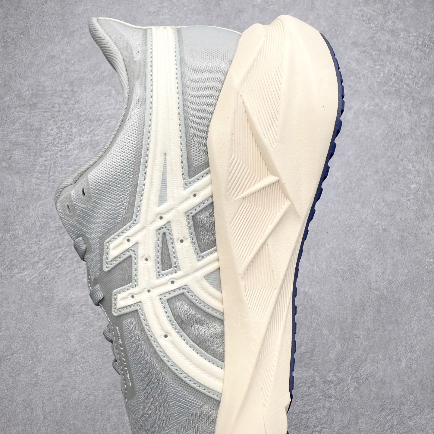 图片[7]-ASICS NOVABLAST 5 亚瑟士舒适缓震跑鞋 鞋面从NOVABLAST 3的工程网眼升级为一片式轻量编织设计 提升了跑鞋的透气性 并配备结构鞋舌 进一步提升透气性的同时减少鞋舌滑动 从而实现更好的包裹感 后跟结构也是亮点之一 不仅提升了稳定性 还能给跑者提供更强支撑 上脚舒适度非常明显 无论如何跑跳晃动 双脚都被包裹的非常服帖舒适 同时前脚掌有足够空间 中足又很贴合 后跟高度和弧度也都非常舒适 从NOVABLAST 5采用全新FF BLAST PLUS ECO轻量高能回弹泡棉材料 这是一种超过20%的生物基可再生资源 在带给跑者更舒适体验同时助力减轻环境负担 值得关注的是NOVABLAST 4将成为该系列首款贴有CO2e标签的鞋款 以进一步严格贯彻ASICS亚瑟士的可持续发展理念 大底采用了低密度设计的AHAR LO 更大程度增强鞋款耐磨性 提升使用寿命 外底液采用了全新设计 其灵感来源于植物的斐波那契螺旋叶片图案 独特的几何纹路使新一代鞋款的外观更具标志性 中底和大底设计都是为了让跑者获得更大的能量反馈 更强的回弹性 在跑步过程中轻弹畅跑 看配置就能感受到NOVABLAST的优势 高回弹、高缓震、且耐用的综合长跑训练鞋 尺码：36 37 38 39 39.5 40 40.5 41.5 42 42.5 43.5 44 45-选品中心