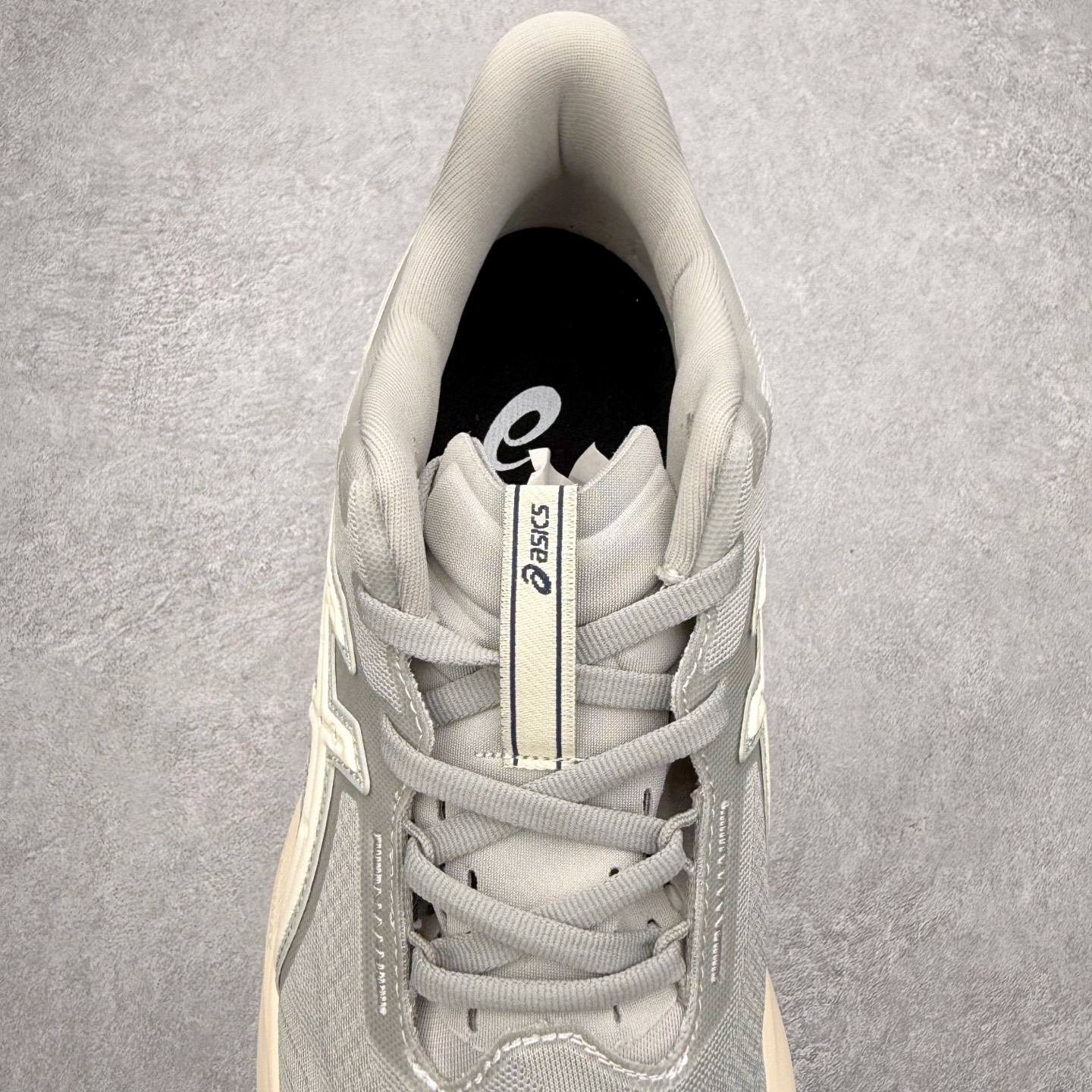 图片[5]-ASICS NOVABLAST 5 亚瑟士舒适缓震跑鞋 鞋面从NOVABLAST 3的工程网眼升级为一片式轻量编织设计 提升了跑鞋的透气性 并配备结构鞋舌 进一步提升透气性的同时减少鞋舌滑动 从而实现更好的包裹感 后跟结构也是亮点之一 不仅提升了稳定性 还能给跑者提供更强支撑 上脚舒适度非常明显 无论如何跑跳晃动 双脚都被包裹的非常服帖舒适 同时前脚掌有足够空间 中足又很贴合 后跟高度和弧度也都非常舒适 从NOVABLAST 5采用全新FF BLAST PLUS ECO轻量高能回弹泡棉材料 这是一种超过20%的生物基可再生资源 在带给跑者更舒适体验同时助力减轻环境负担 值得关注的是NOVABLAST 4将成为该系列首款贴有CO2e标签的鞋款 以进一步严格贯彻ASICS亚瑟士的可持续发展理念 大底采用了低密度设计的AHAR LO 更大程度增强鞋款耐磨性 提升使用寿命 外底液采用了全新设计 其灵感来源于植物的斐波那契螺旋叶片图案 独特的几何纹路使新一代鞋款的外观更具标志性 中底和大底设计都是为了让跑者获得更大的能量反馈 更强的回弹性 在跑步过程中轻弹畅跑 看配置就能感受到NOVABLAST的优势 高回弹、高缓震、且耐用的综合长跑训练鞋 尺码：36 37 38 39 39.5 40 40.5 41.5 42 42.5 43.5 44 45-选品中心