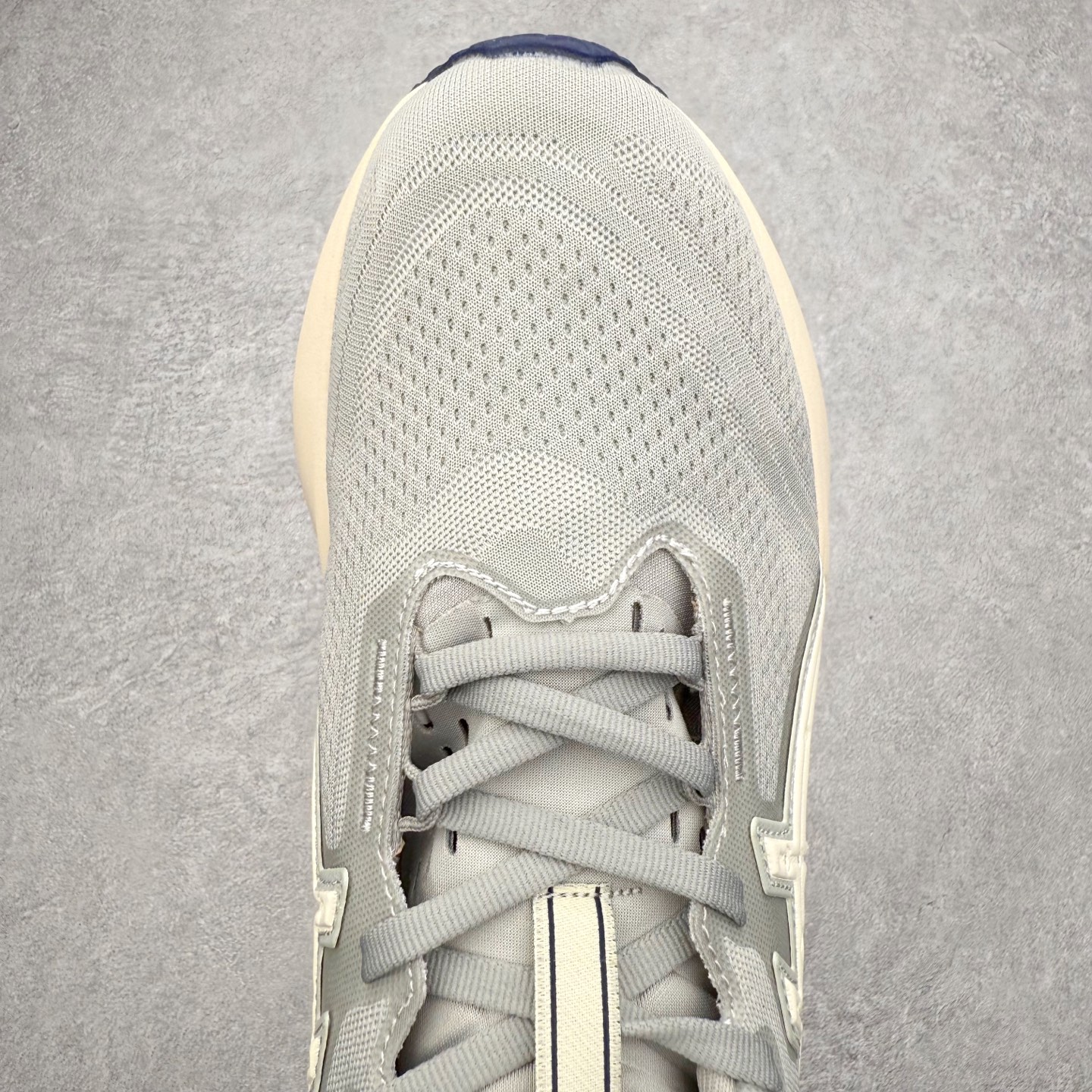 图片[4]-ASICS NOVABLAST 5 亚瑟士舒适缓震跑鞋 鞋面从NOVABLAST 3的工程网眼升级为一片式轻量编织设计 提升了跑鞋的透气性 并配备结构鞋舌 进一步提升透气性的同时减少鞋舌滑动 从而实现更好的包裹感 后跟结构也是亮点之一 不仅提升了稳定性 还能给跑者提供更强支撑 上脚舒适度非常明显 无论如何跑跳晃动 双脚都被包裹的非常服帖舒适 同时前脚掌有足够空间 中足又很贴合 后跟高度和弧度也都非常舒适 从NOVABLAST 5采用全新FF BLAST PLUS ECO轻量高能回弹泡棉材料 这是一种超过20%的生物基可再生资源 在带给跑者更舒适体验同时助力减轻环境负担 值得关注的是NOVABLAST 4将成为该系列首款贴有CO2e标签的鞋款 以进一步严格贯彻ASICS亚瑟士的可持续发展理念 大底采用了低密度设计的AHAR LO 更大程度增强鞋款耐磨性 提升使用寿命 外底液采用了全新设计 其灵感来源于植物的斐波那契螺旋叶片图案 独特的几何纹路使新一代鞋款的外观更具标志性 中底和大底设计都是为了让跑者获得更大的能量反馈 更强的回弹性 在跑步过程中轻弹畅跑 看配置就能感受到NOVABLAST的优势 高回弹、高缓震、且耐用的综合长跑训练鞋 尺码：36 37 38 39 39.5 40 40.5 41.5 42 42.5 43.5 44 45-选品中心